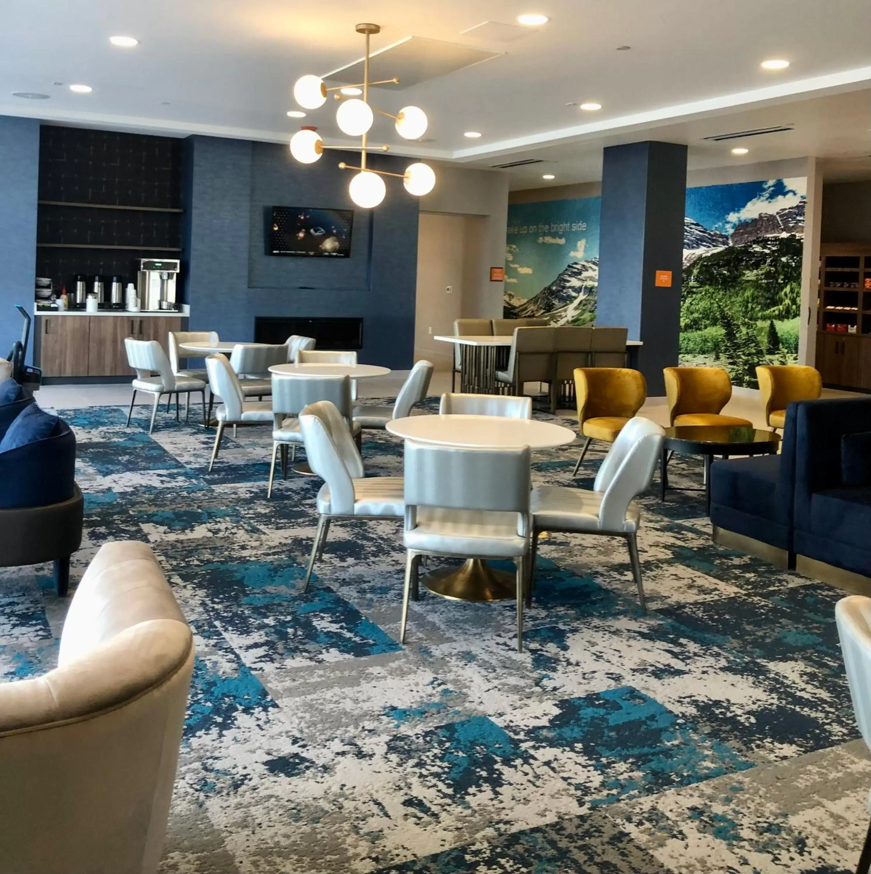 Property building, Lounge/Bar in La Quinta Inn & Suites by Wyndham Denver Parker