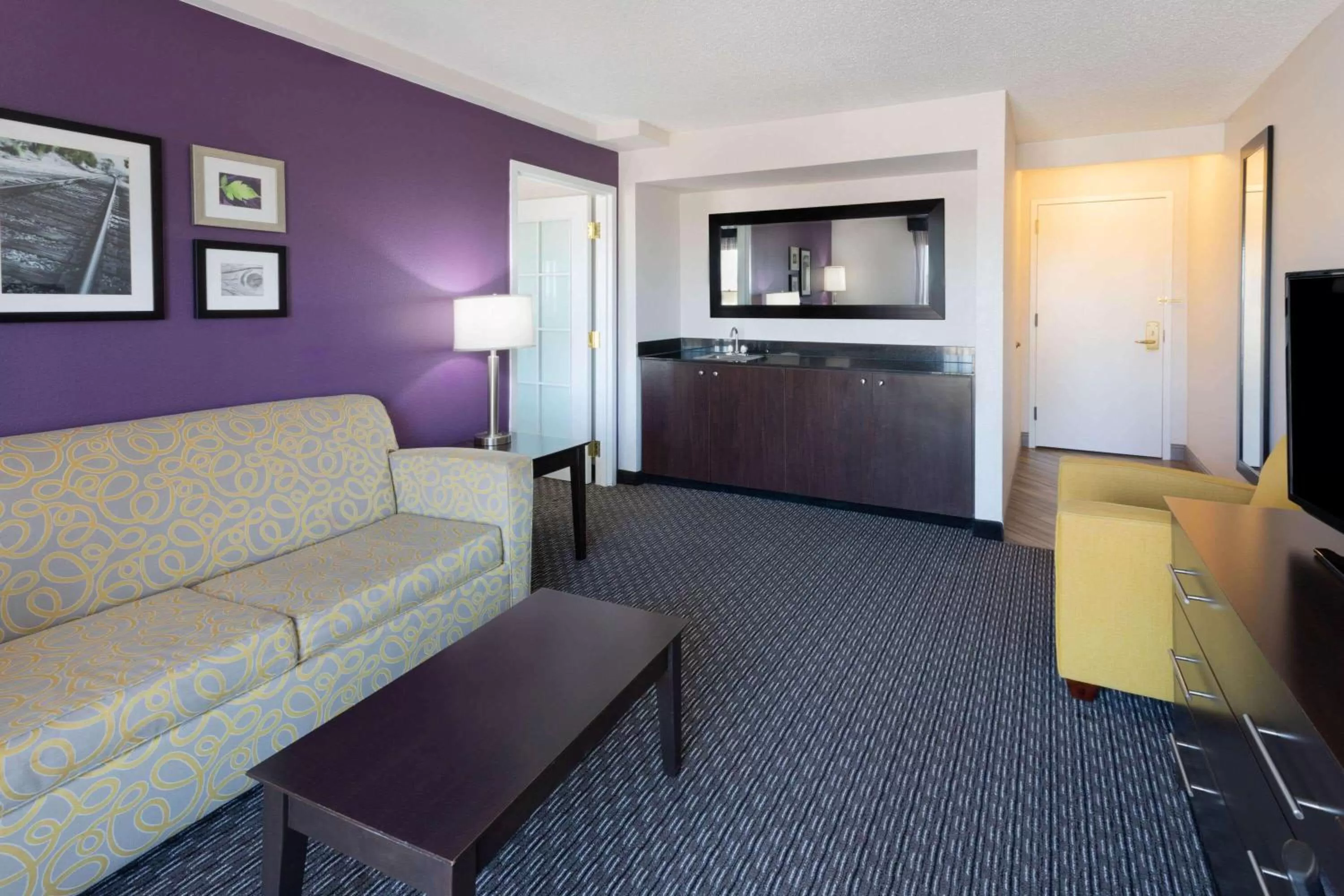 Photo of the whole room in La Quinta by Wyndham Minneapolis Bloomington W - FREE AIRPORT SHUTTLE