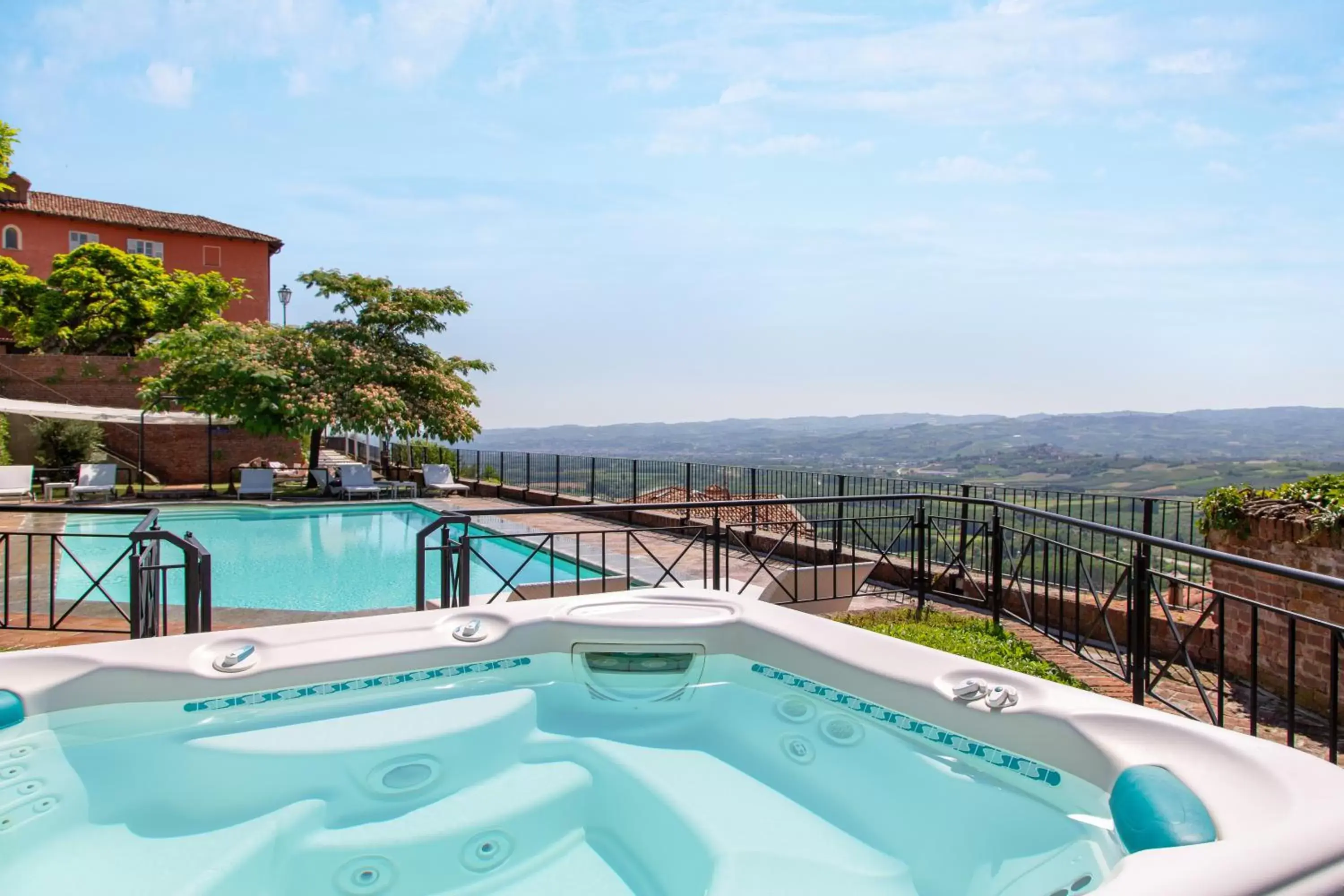 Hot Tub, Swimming Pool in Hotel Castello di Santa Vittoria