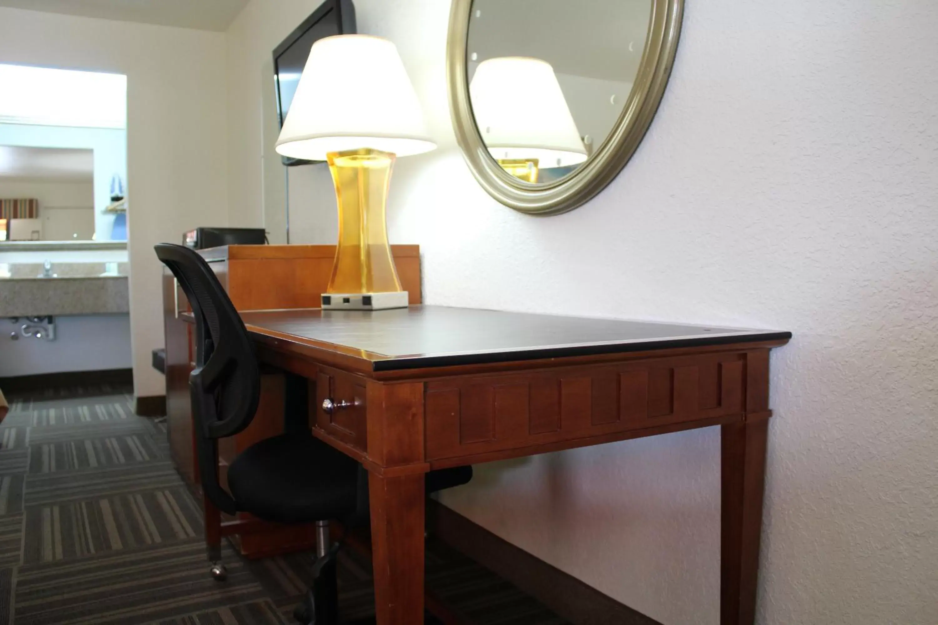 Seating area, TV/Entertainment Center in Quality Inn Florida City - Gateway to the Keys