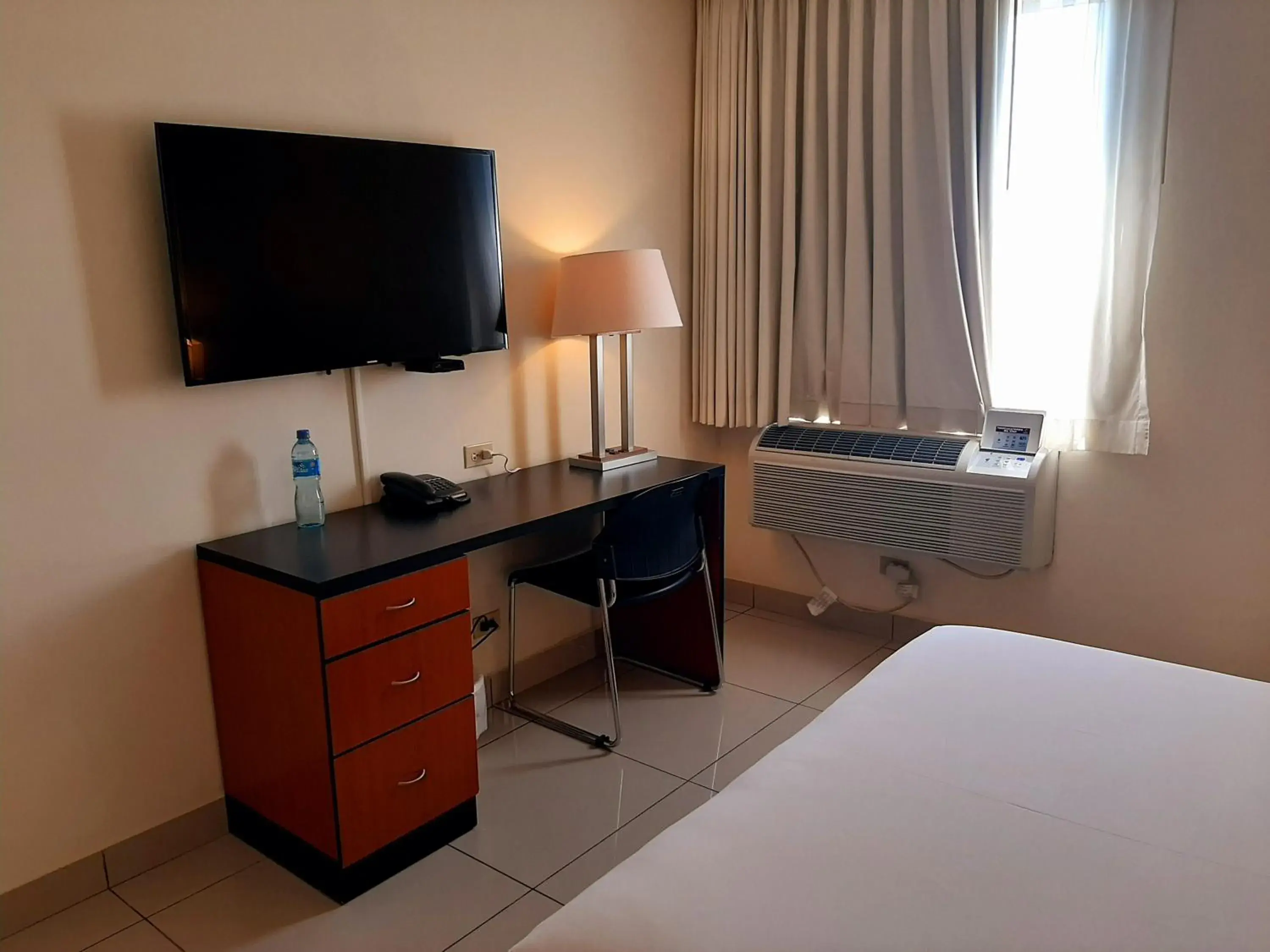 Bed, TV/Entertainment Center in Comfort Inn Real San Miguel