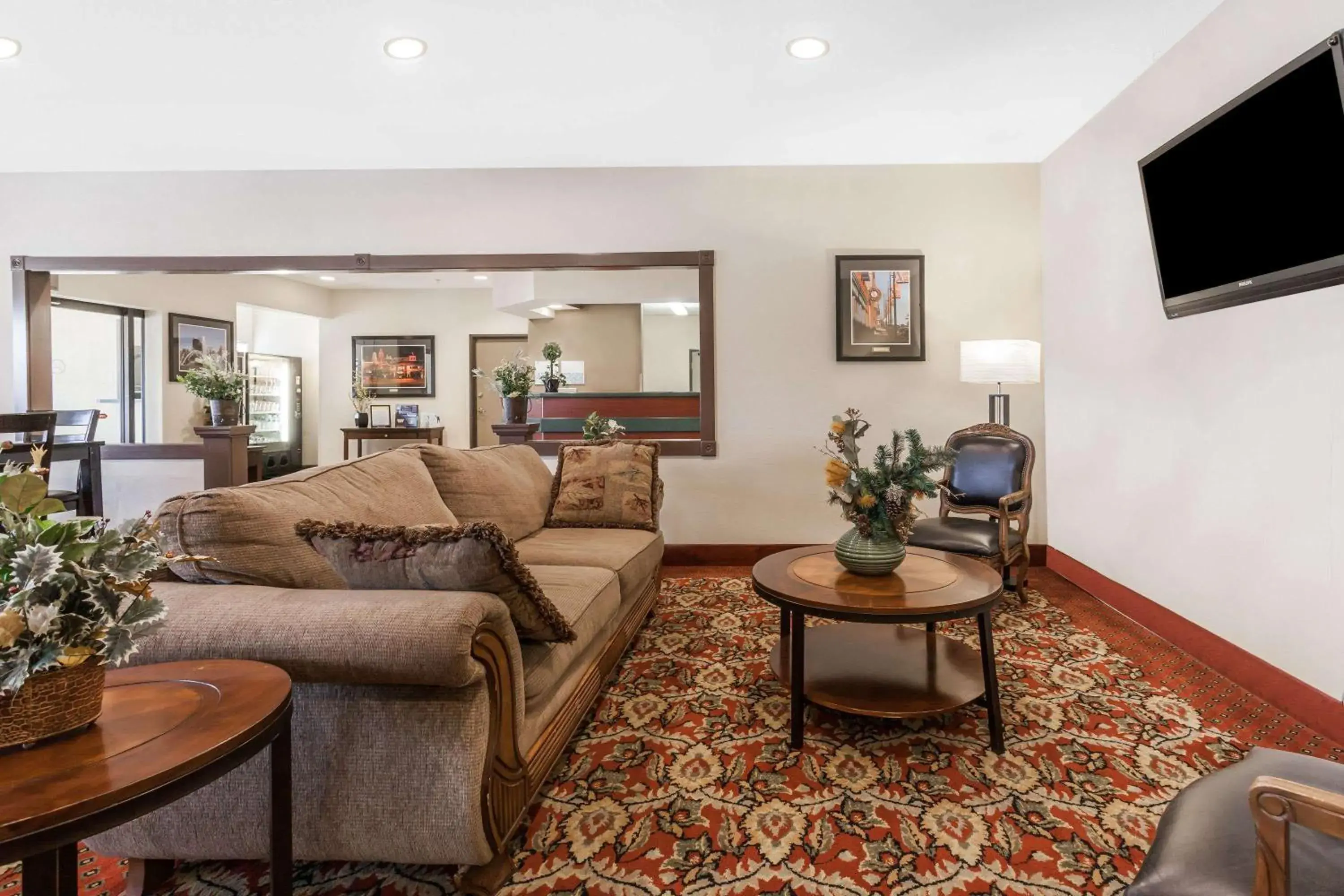 Lobby or reception, Seating Area in Days Inn by Wyndham near Kansas Speedway