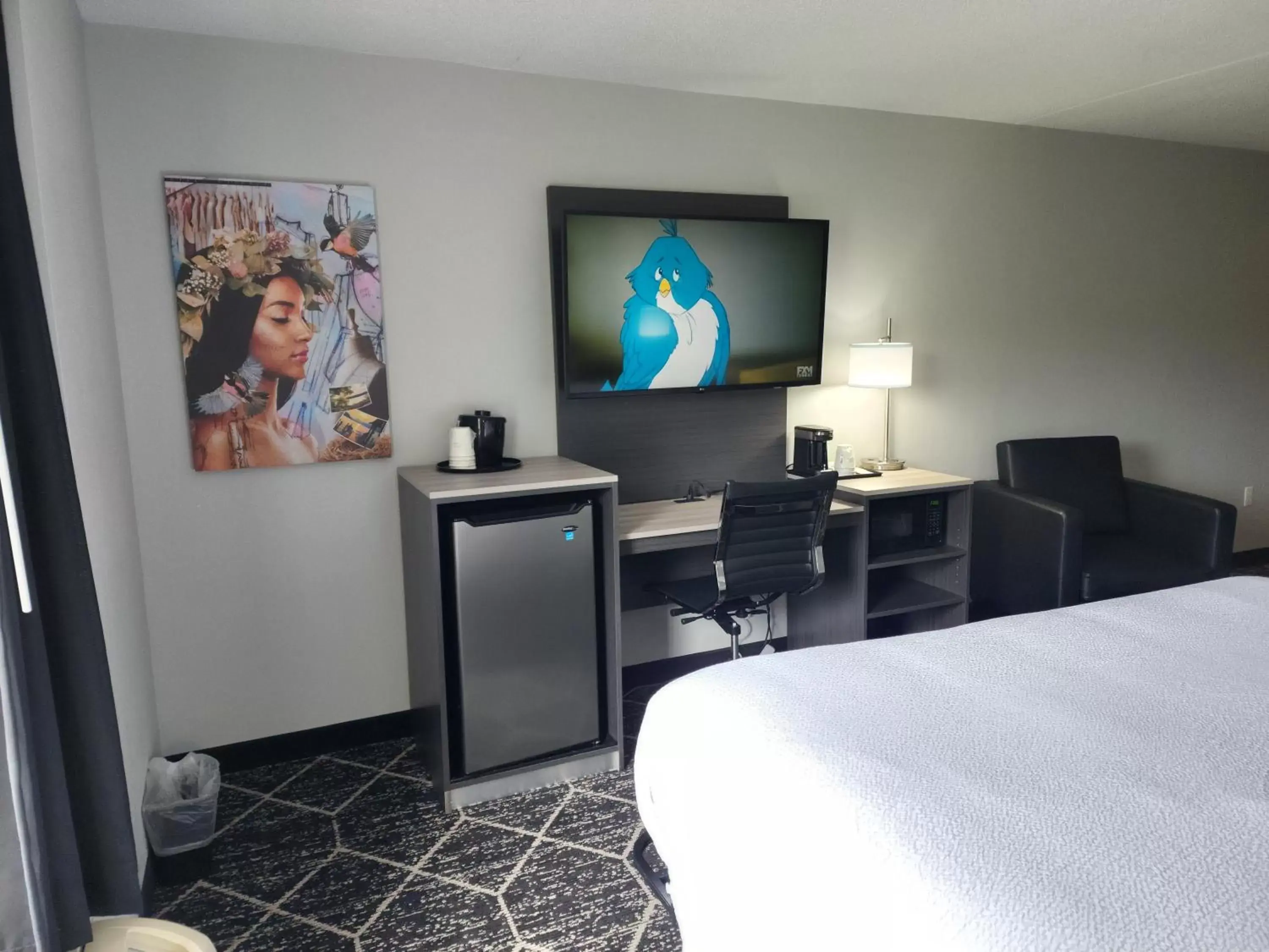 Bed, TV/Entertainment Center in The George NY