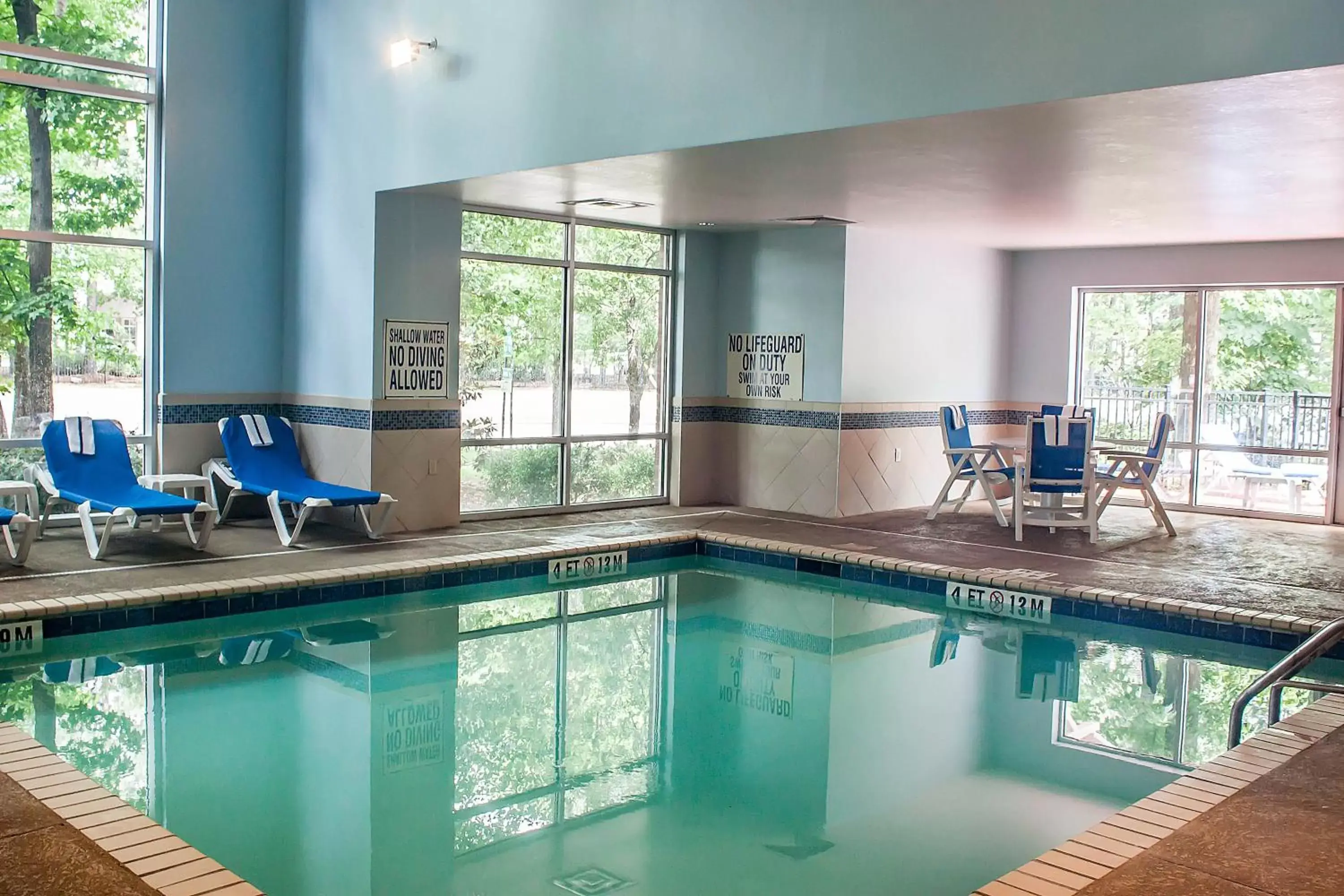 Swimming pool in Comfort Suites Charleston West Ashley