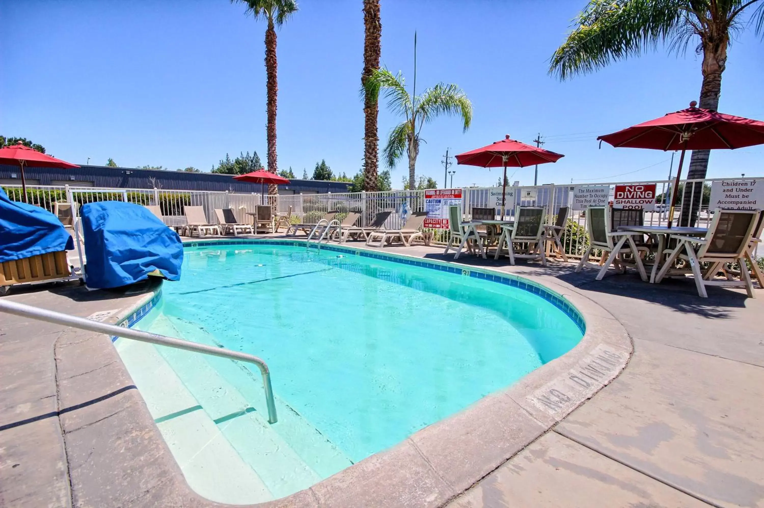 Day, Swimming Pool in Motel 6-Fresno, CA - Blackstone South