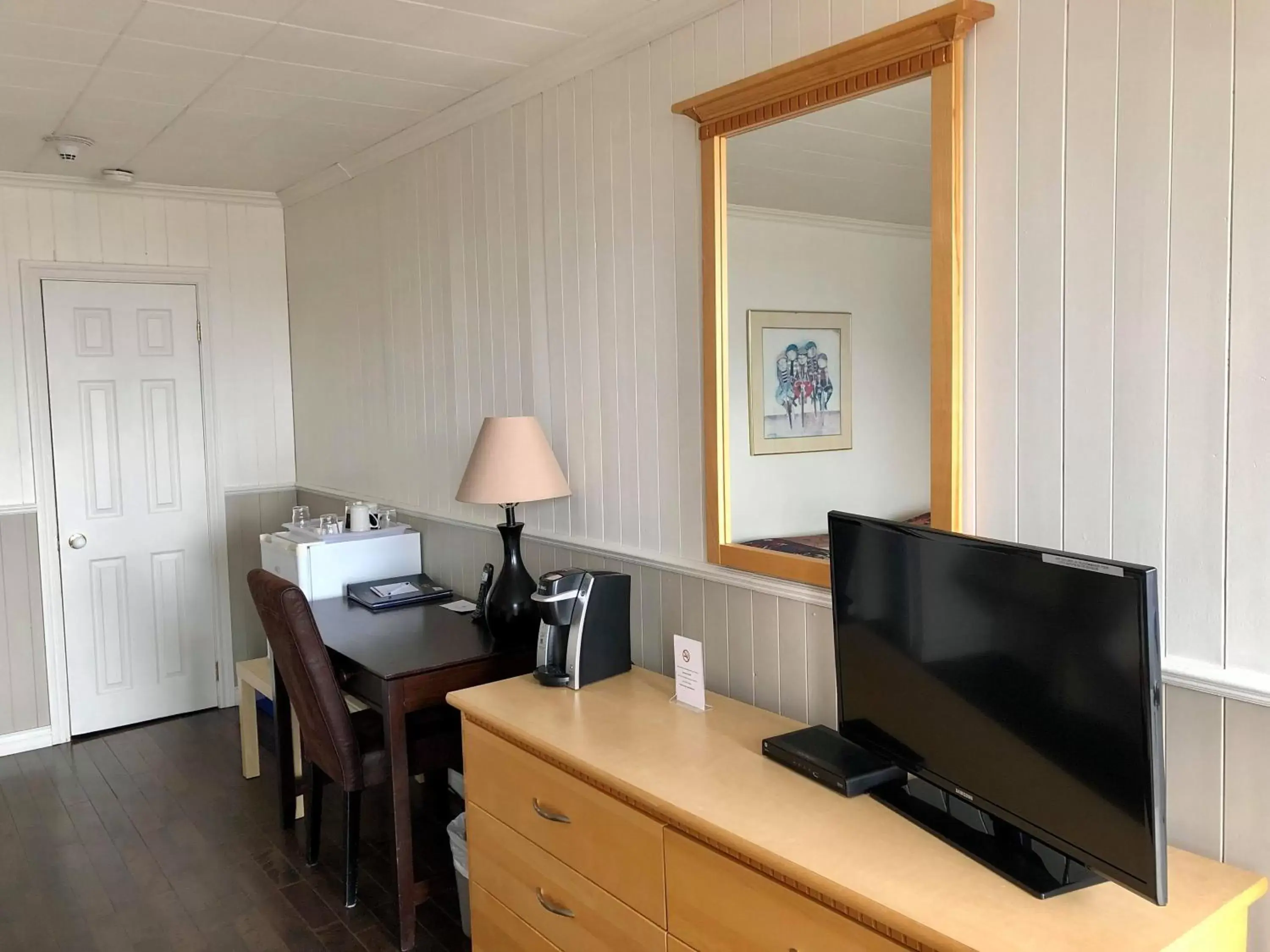 Staff, TV/Entertainment Center in Hostellerie Baie Bleue