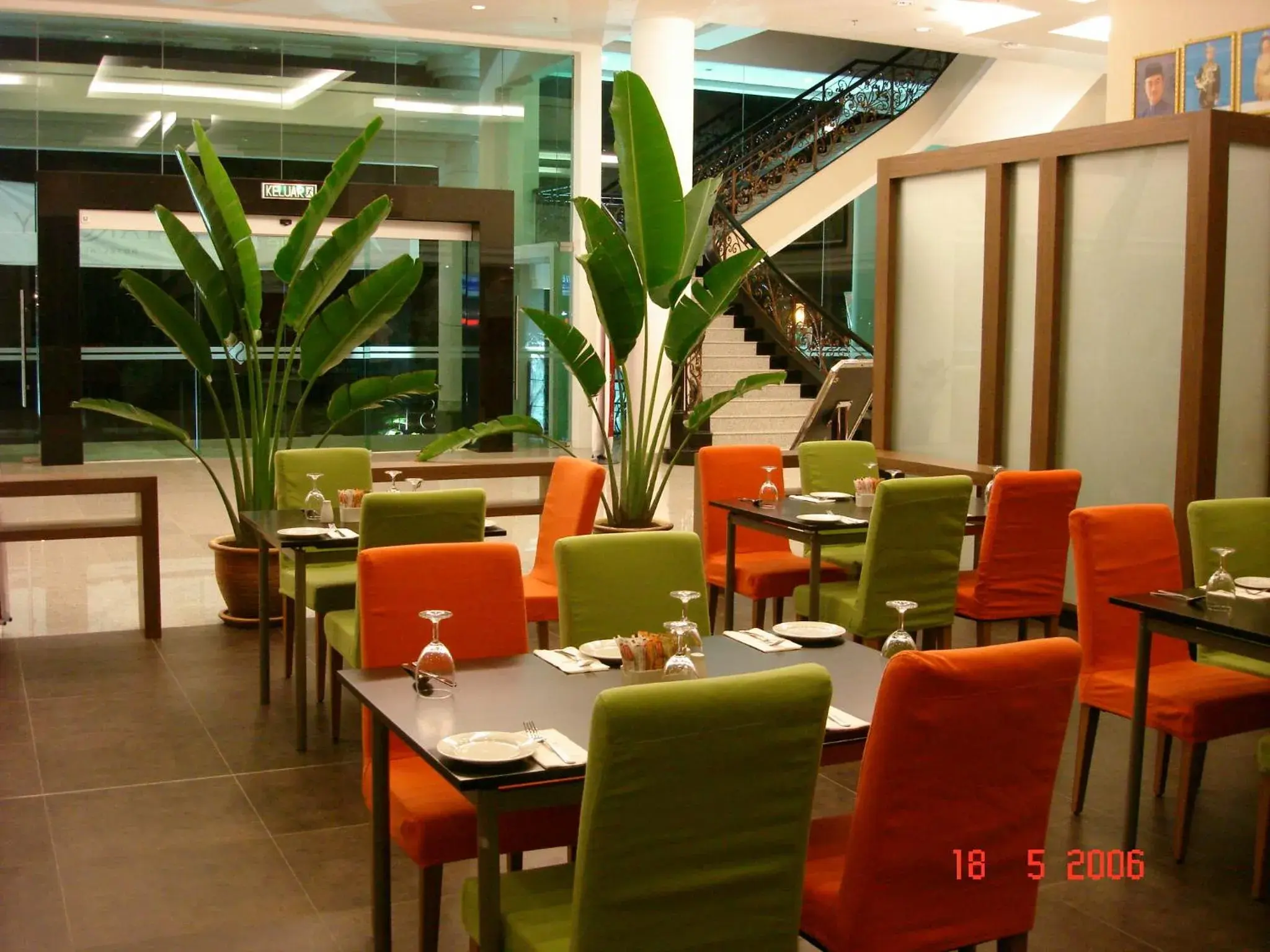 Restaurant/Places to Eat in Starcity Hotel