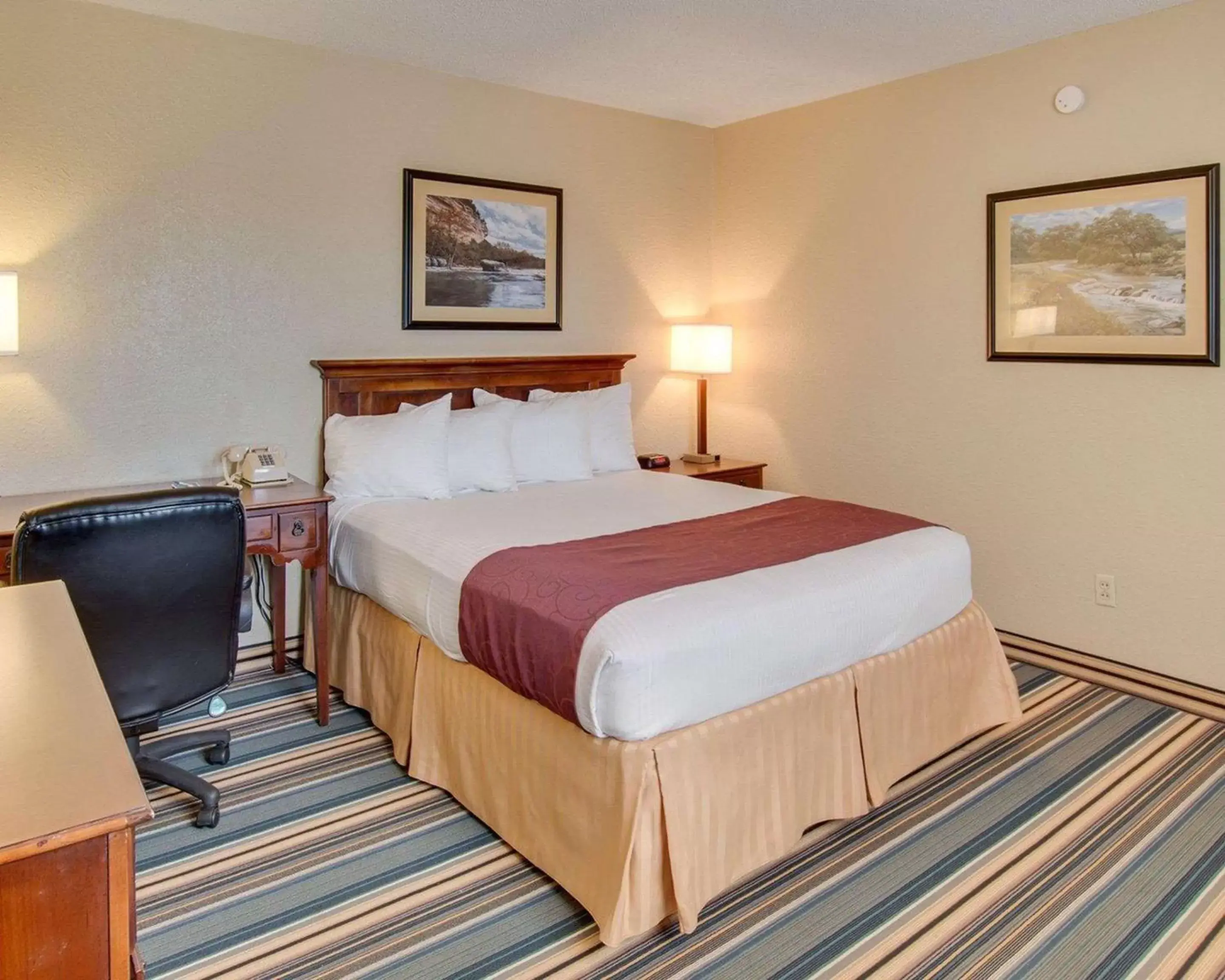Photo of the whole room, Bed in Days Inn by Wyndham Gatesville