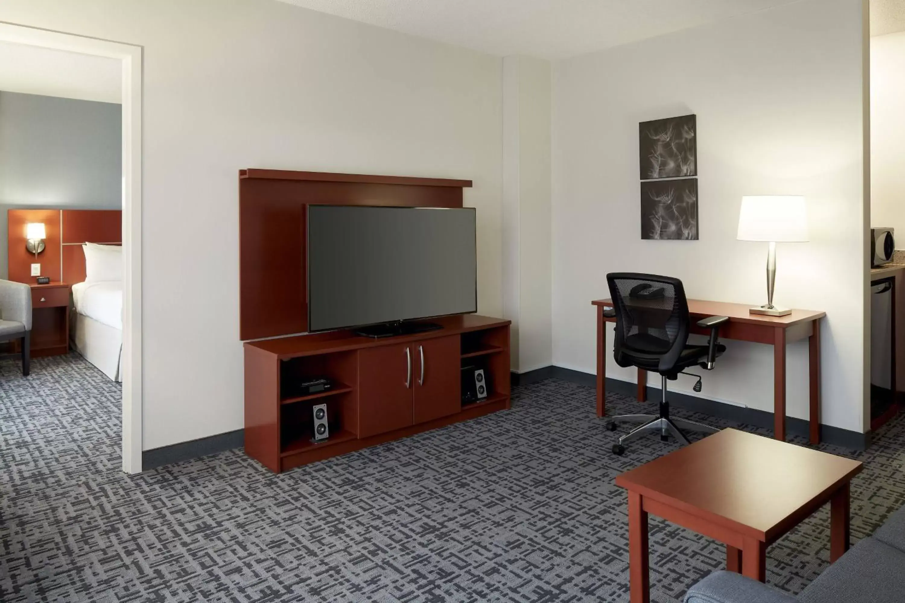 Bedroom, TV/Entertainment Center in Fairfield Inn & Suites by Marriott Montreal Airport