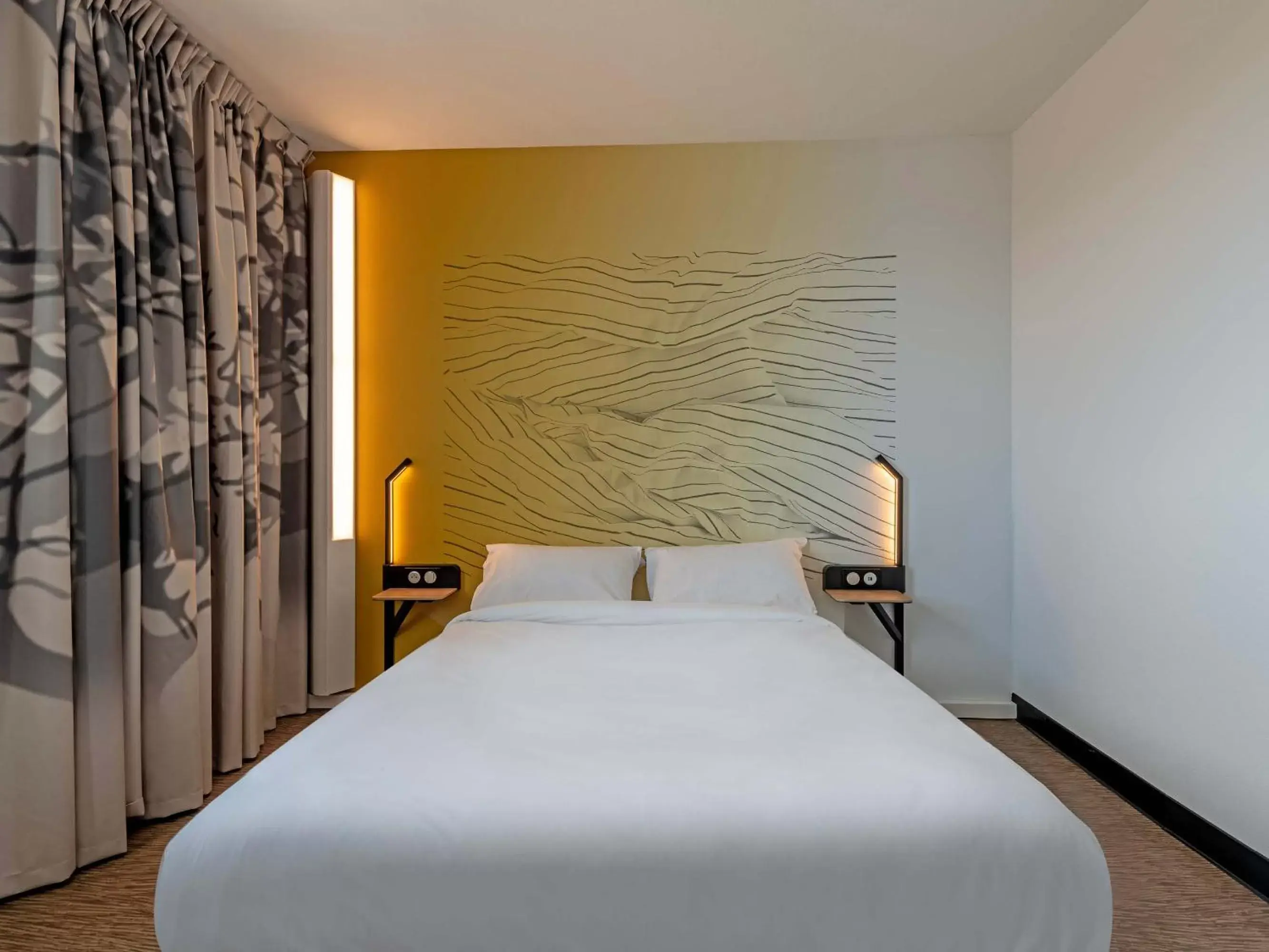 Bedroom, Bed in B&B HOTEL Landerneau Bois Noir
