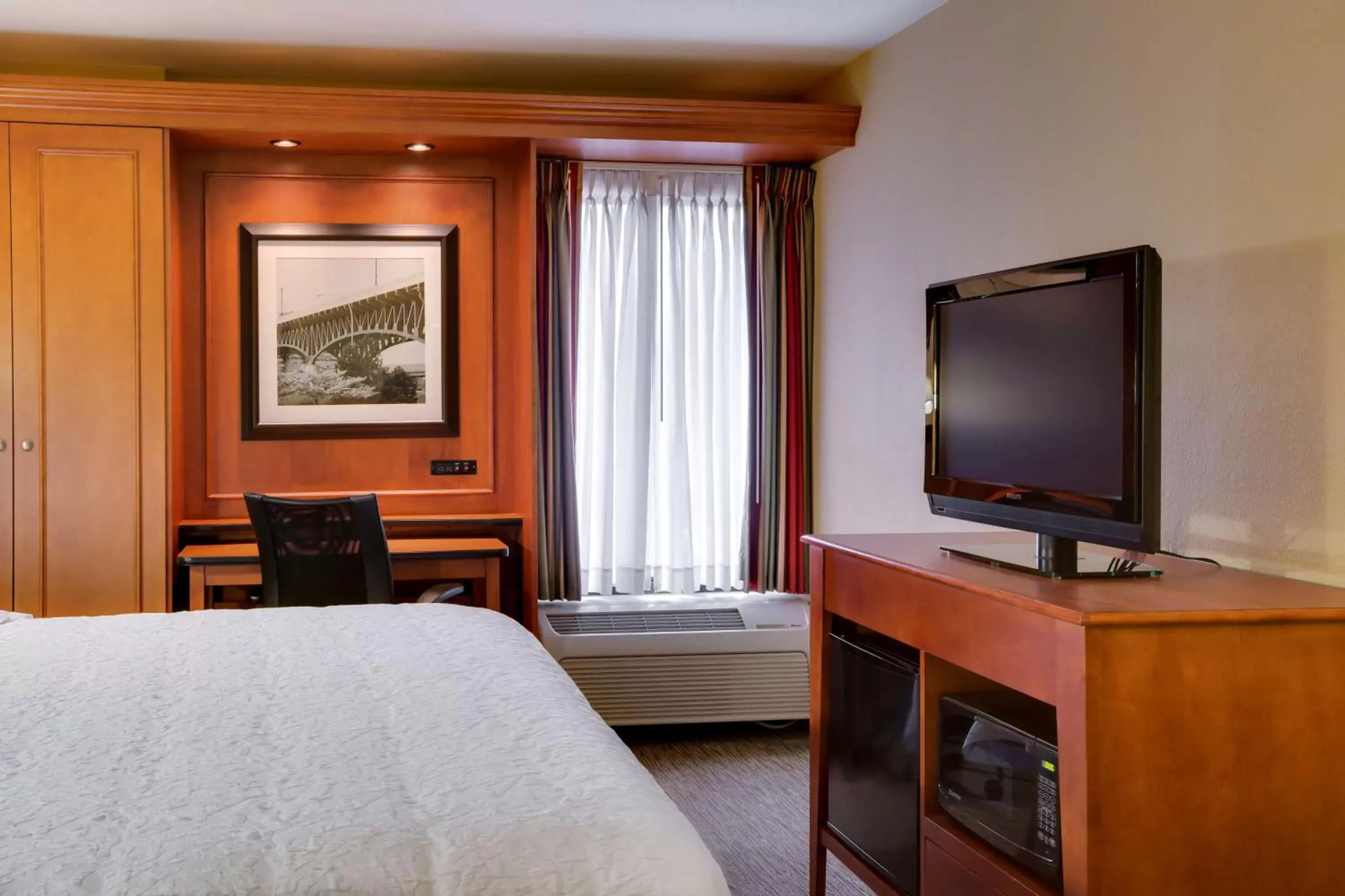 Bed, TV/Entertainment Center in Hampton Inn Pittsburgh Greentree