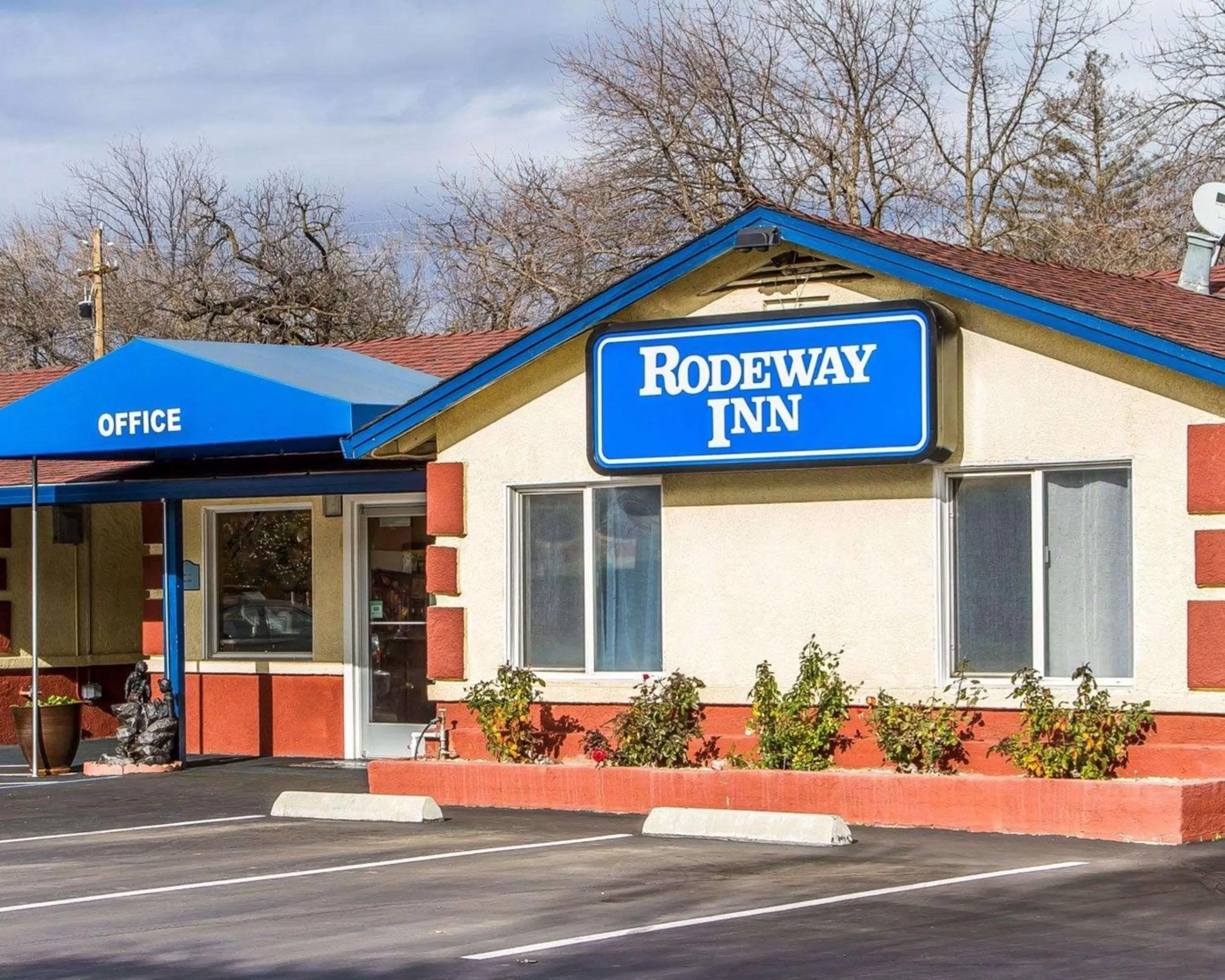 Property building in Rodeway Inn Chico University Area