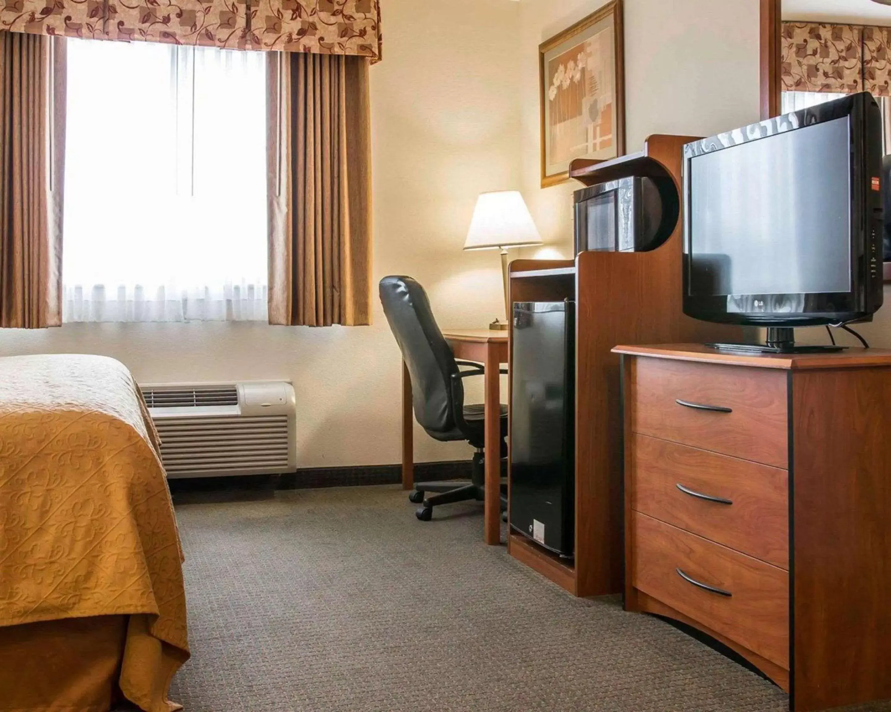 Photo of the whole room, TV/Entertainment Center in Quality Inn Durand