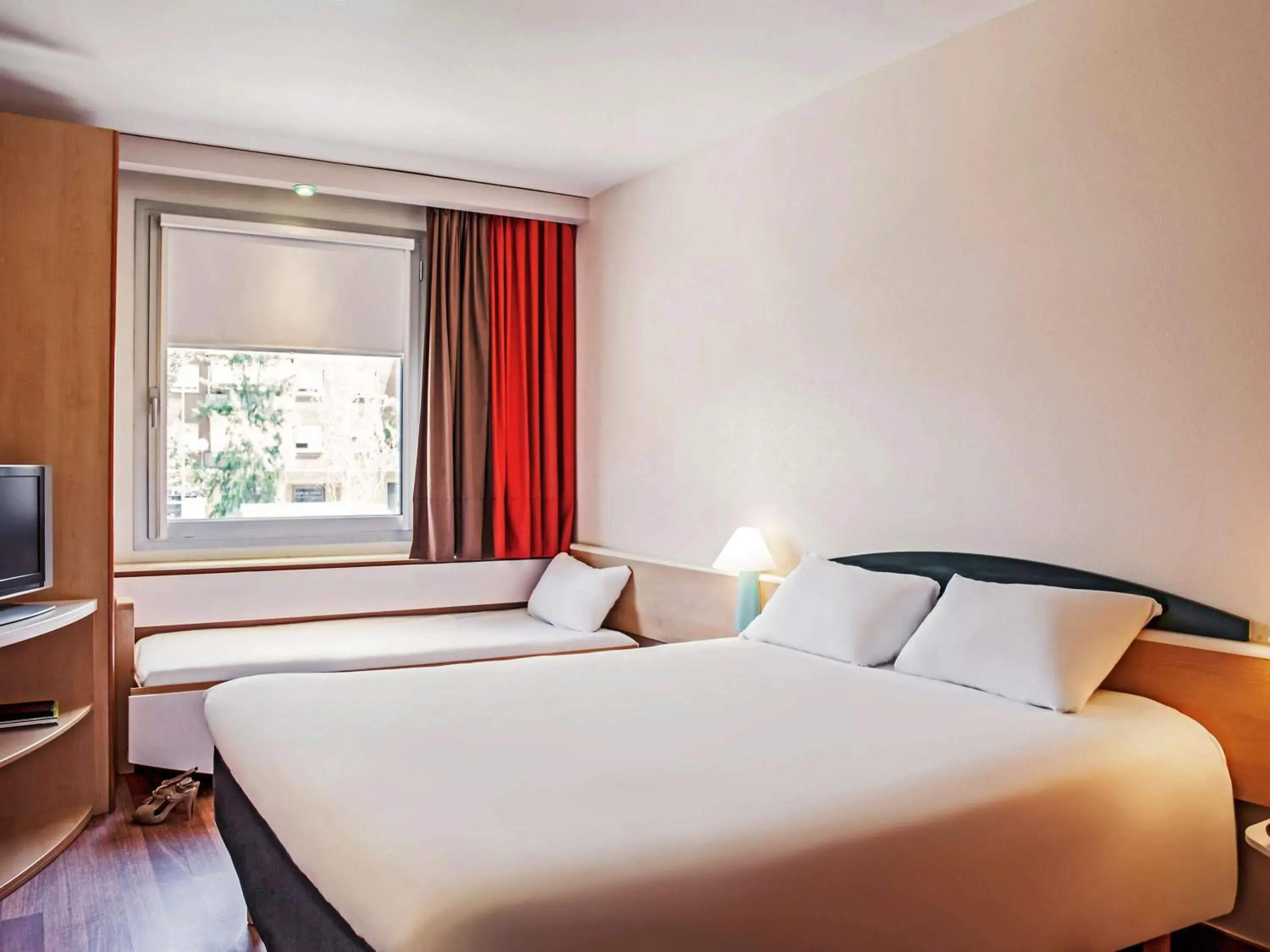 Photo of the whole room, Bed in Ibis Barcelona Molins de Rei