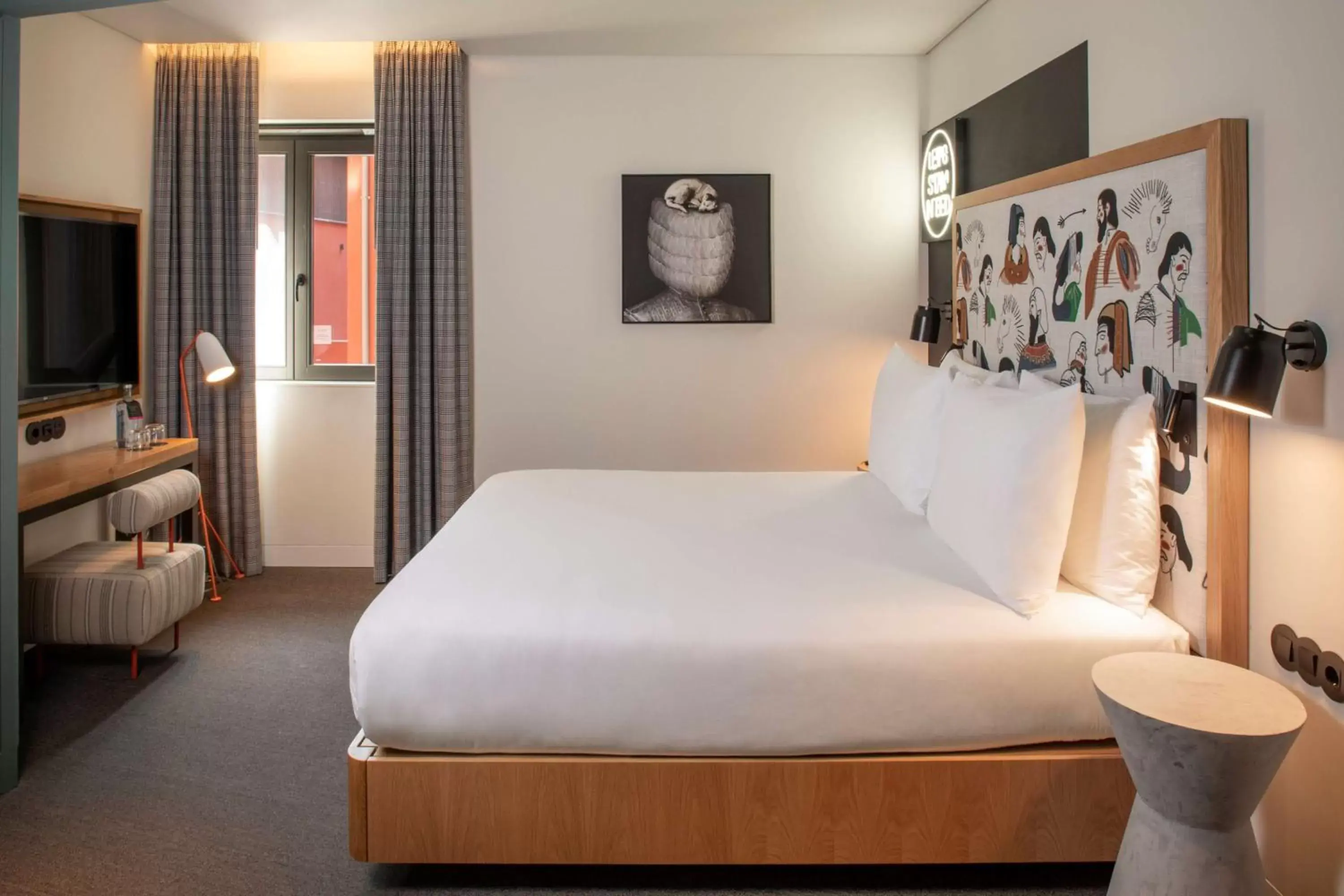 Bed in Se Catedral Hotel Porto, Tapestry Collection By Hilton