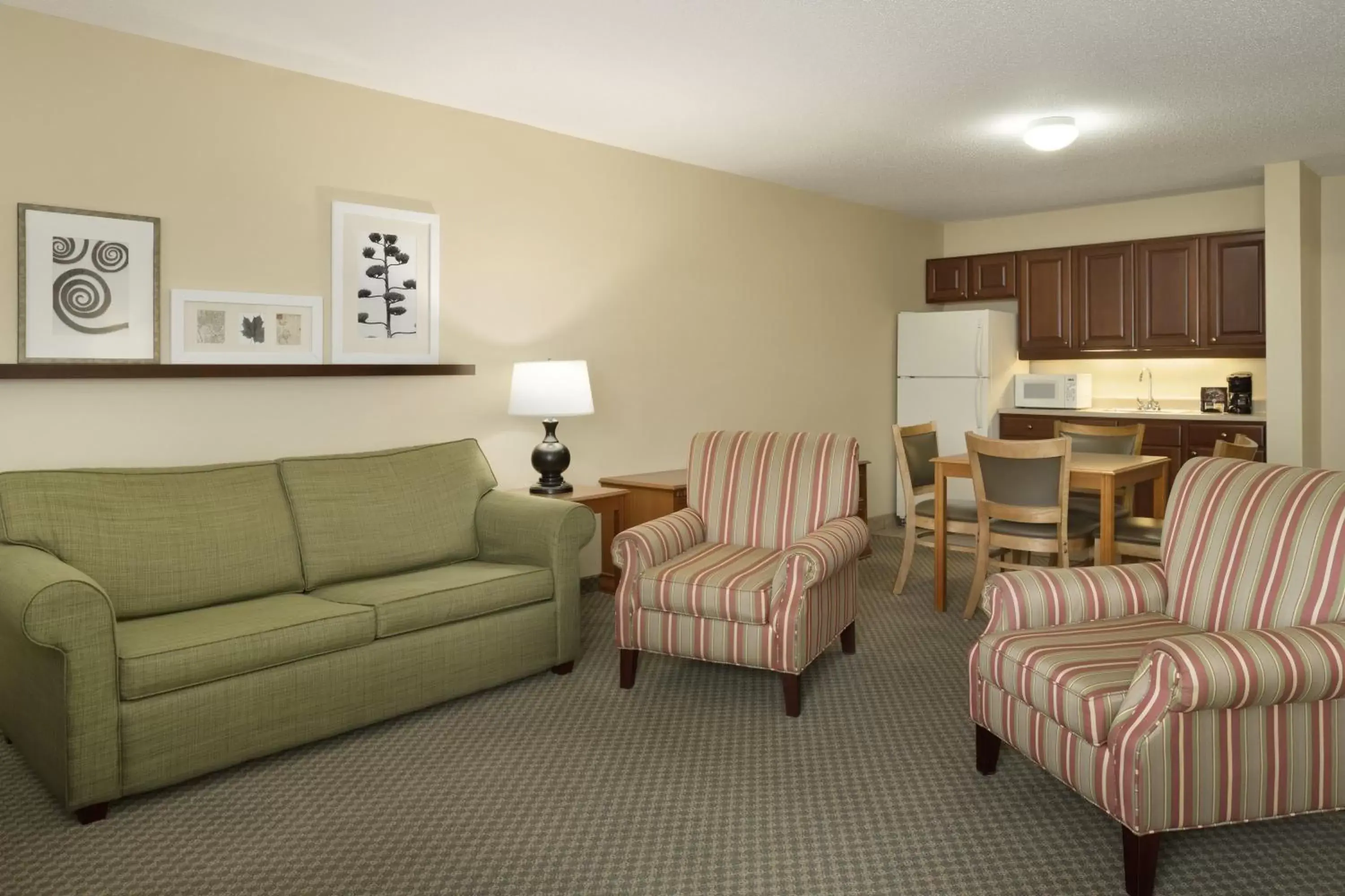 Living room, Seating Area in Country Inn & Suites by Radisson, Grinnell, IA