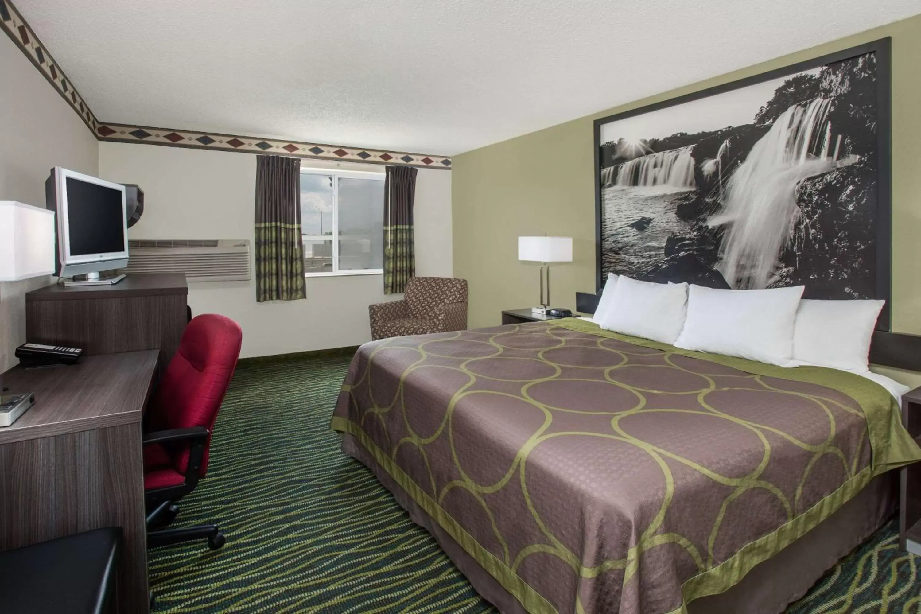 Queen Room - Non-Smoking in Super 8 by Wyndham Independence Kansas City