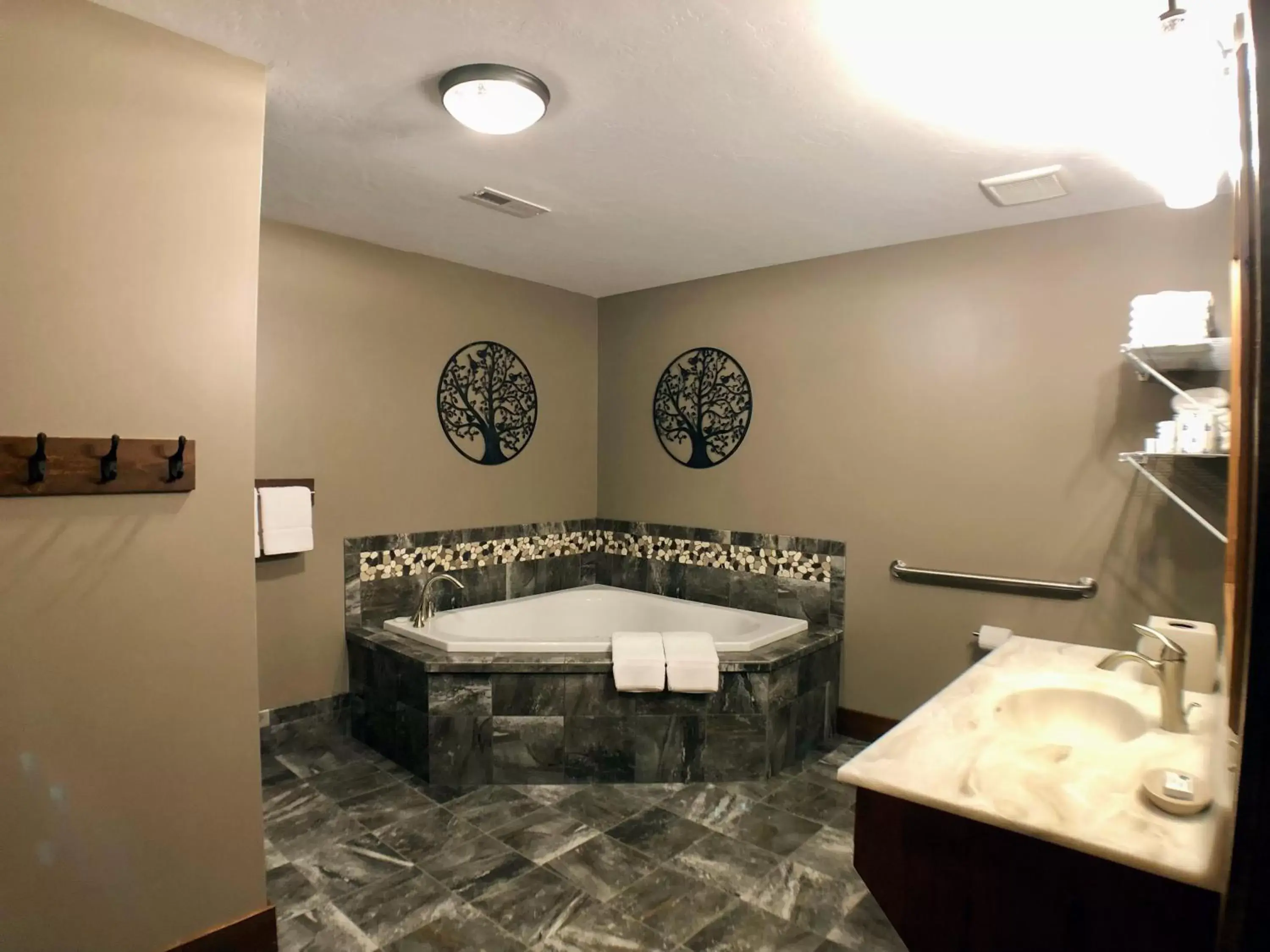 Bathroom in Sojourner's Lodge & Log Cabin Suites