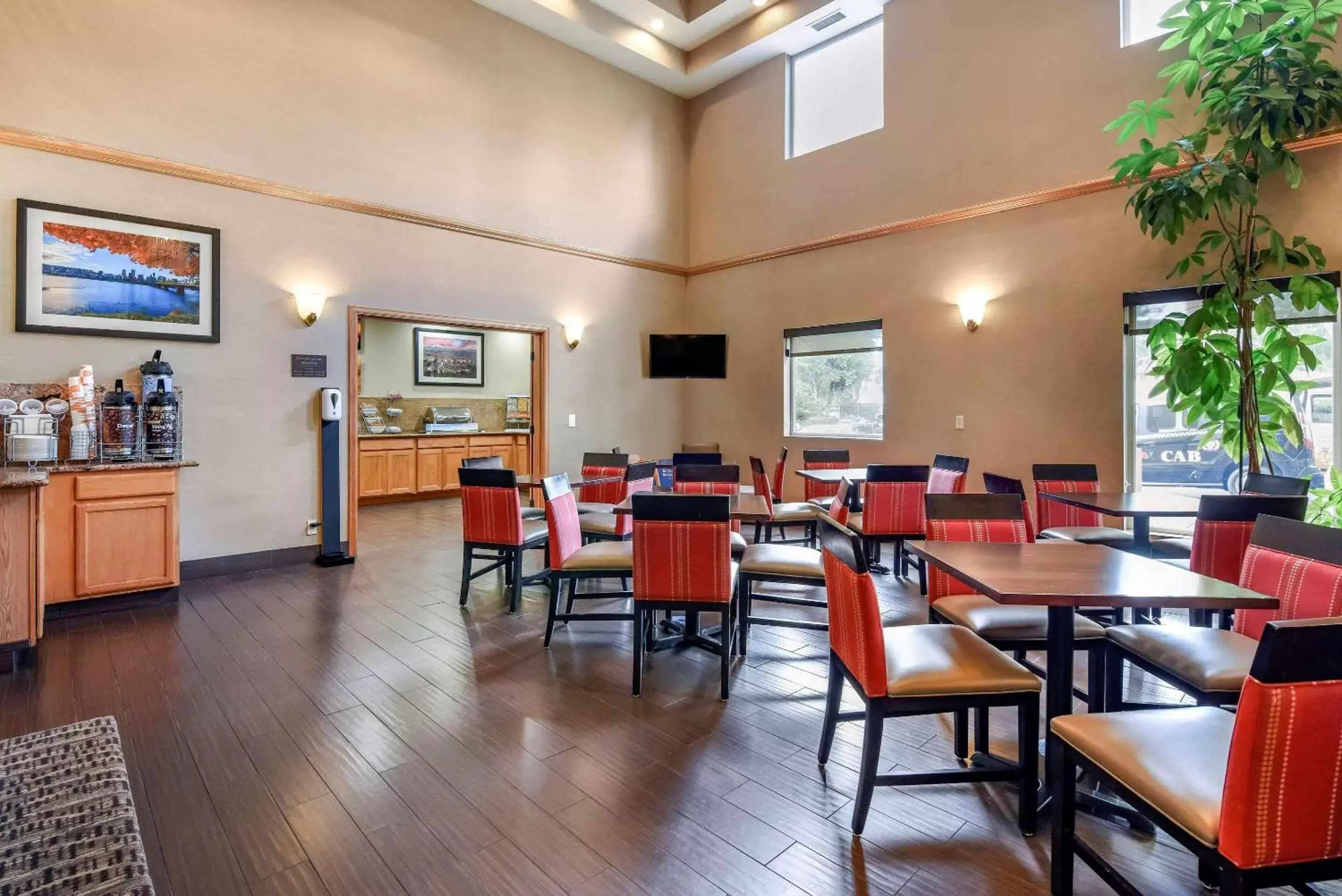 Restaurant/Places to Eat in Comfort Suites Portland Airport