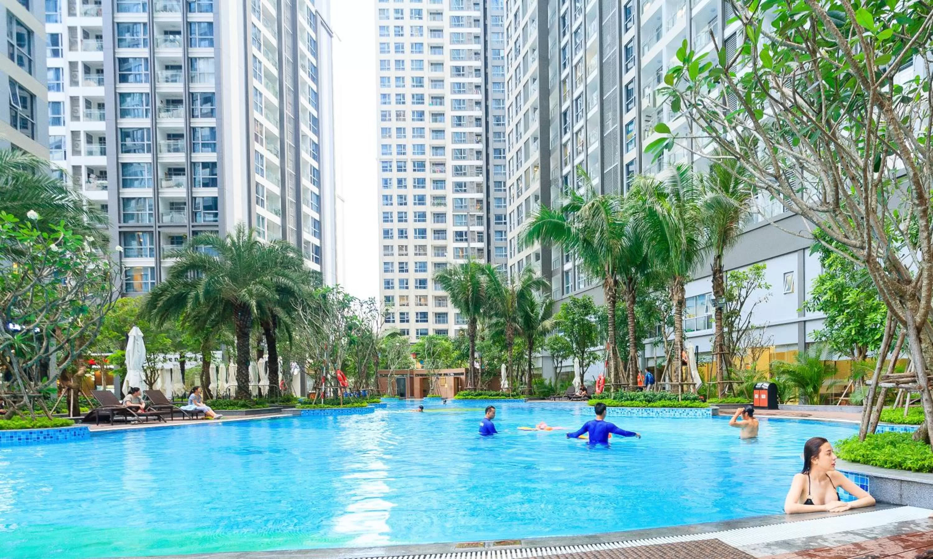 Swimming Pool in Vinhomes Central Park-Nice Homes