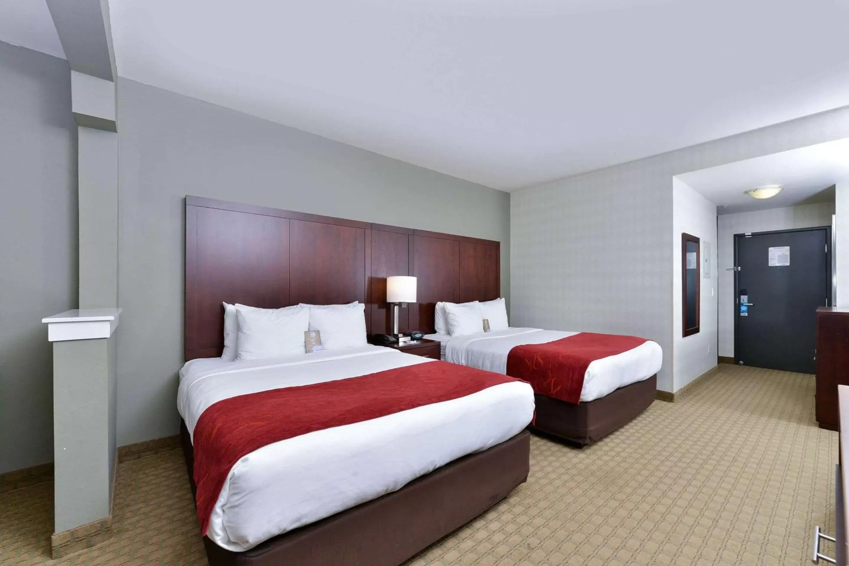 Photo of the whole room, Bed in Comfort Suites Airport Tukwila Seattle