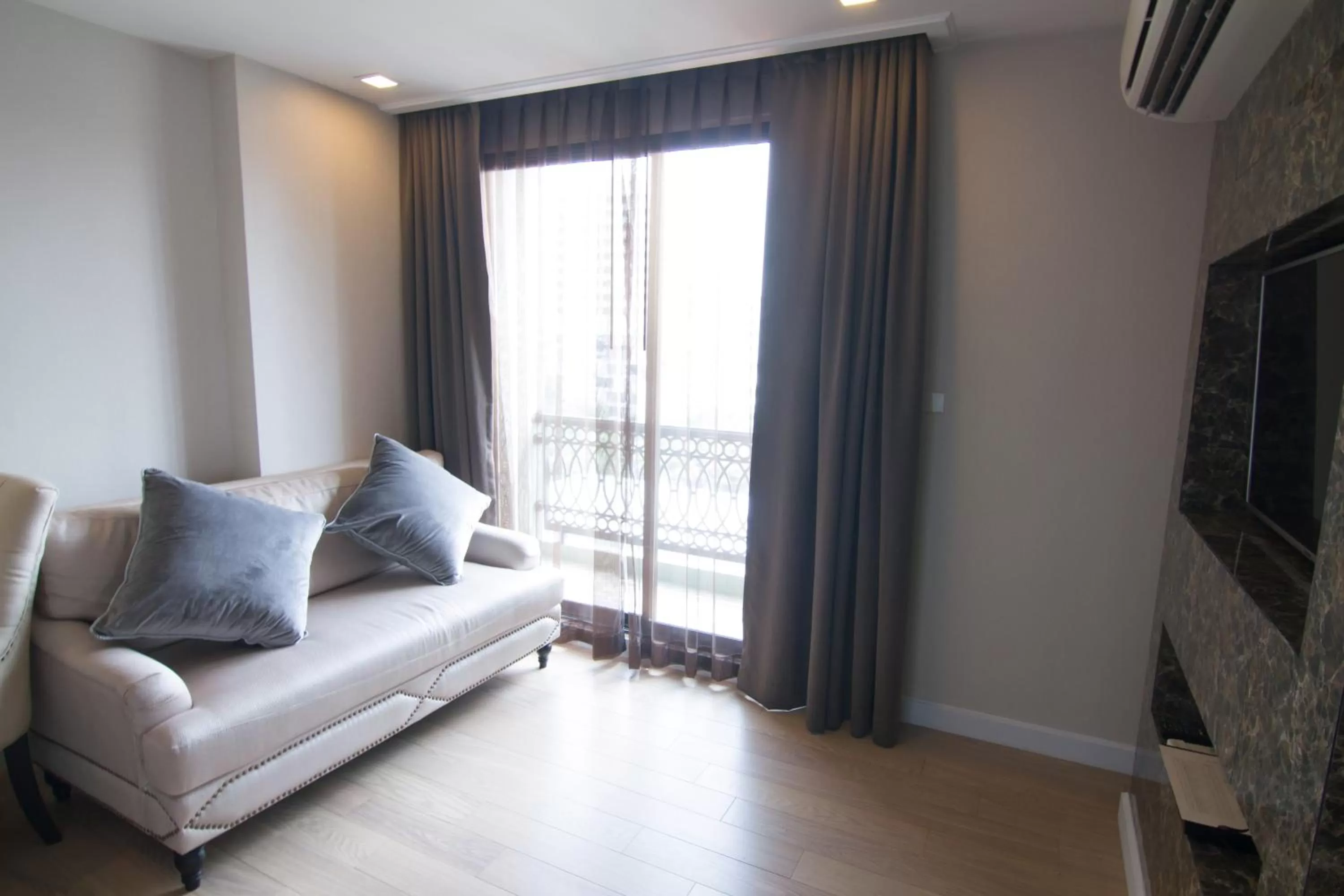 TV and multimedia in Hope Land Hotel Sukhumvit 8