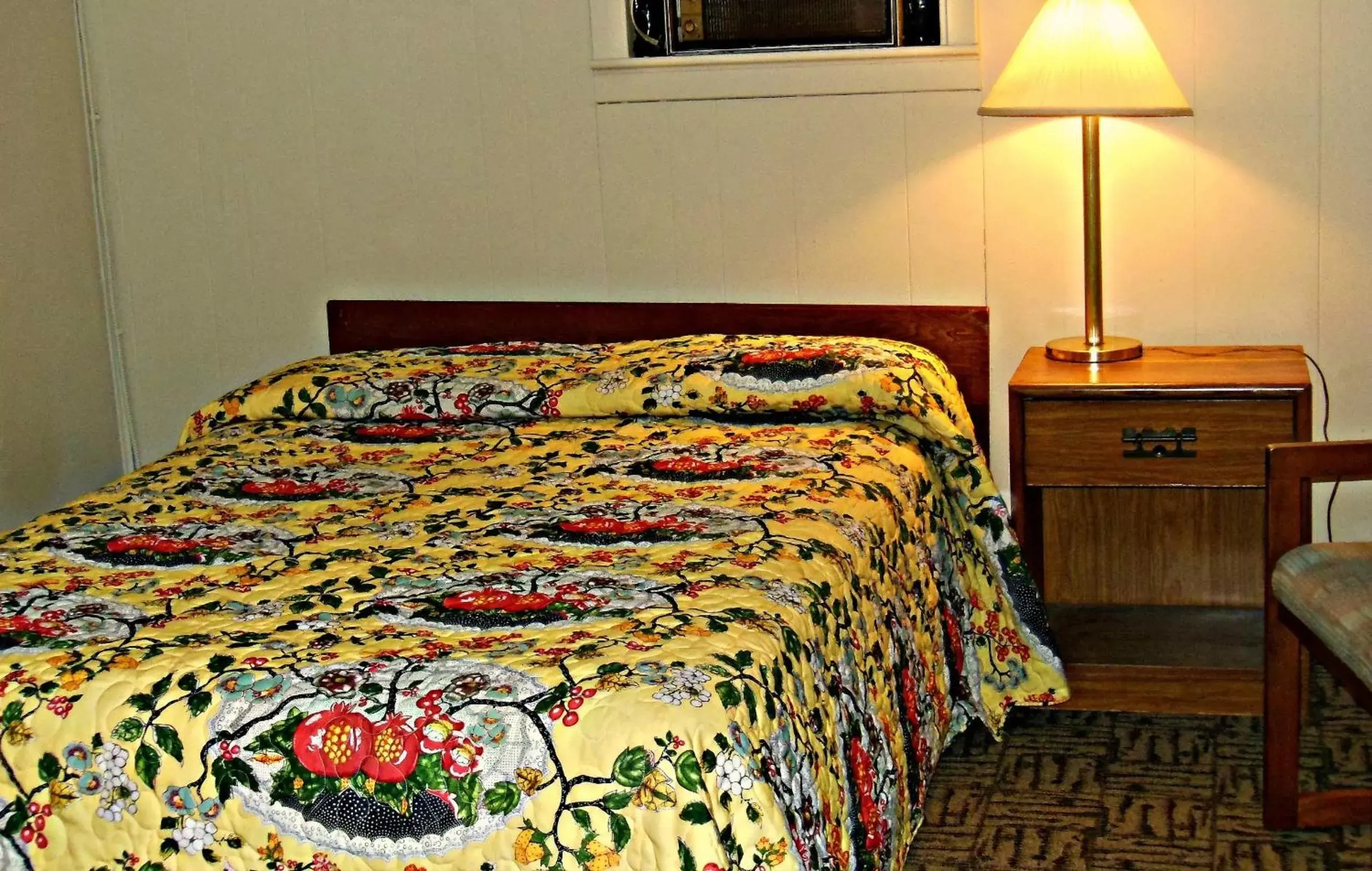 Queen Room in Kent Motel