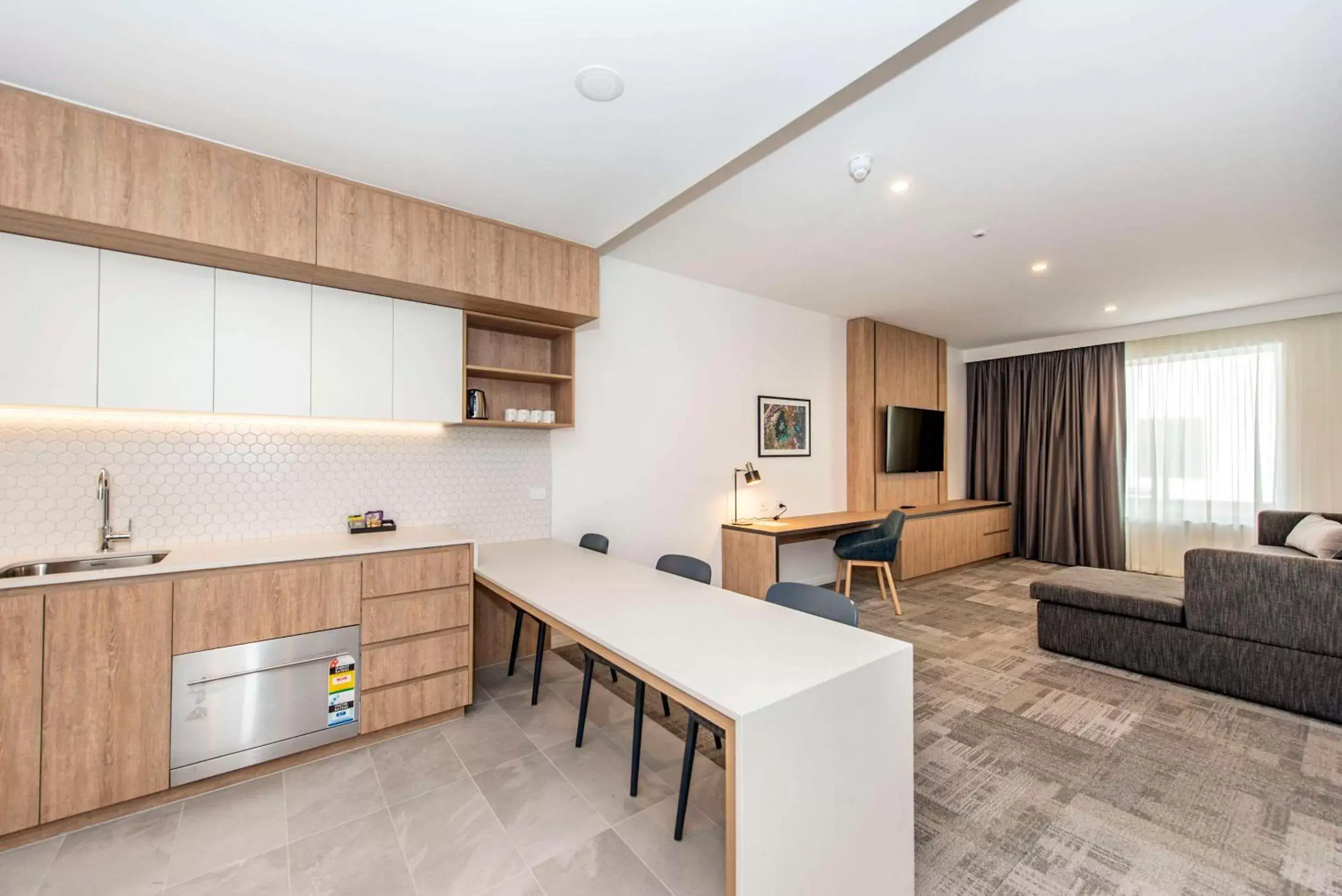 Bedroom, Kitchen/Kitchenette in Ingot Hotel Perth, Ascend Hotel Collection