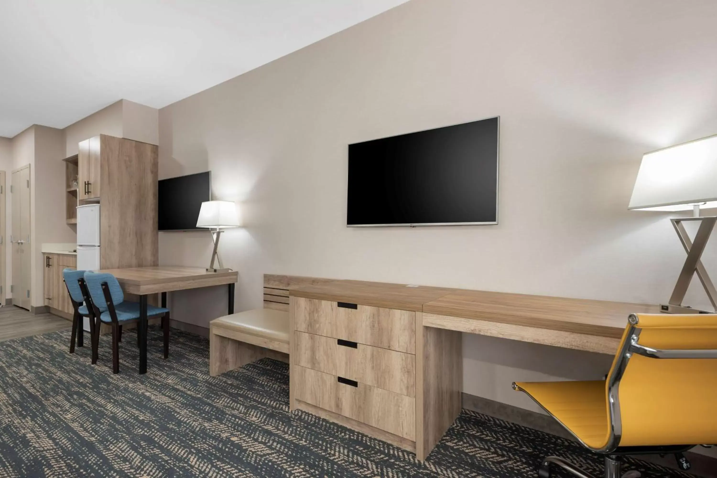 Bedroom, TV/Entertainment Center in Best Western Premier Executive Residency Medicine Hat