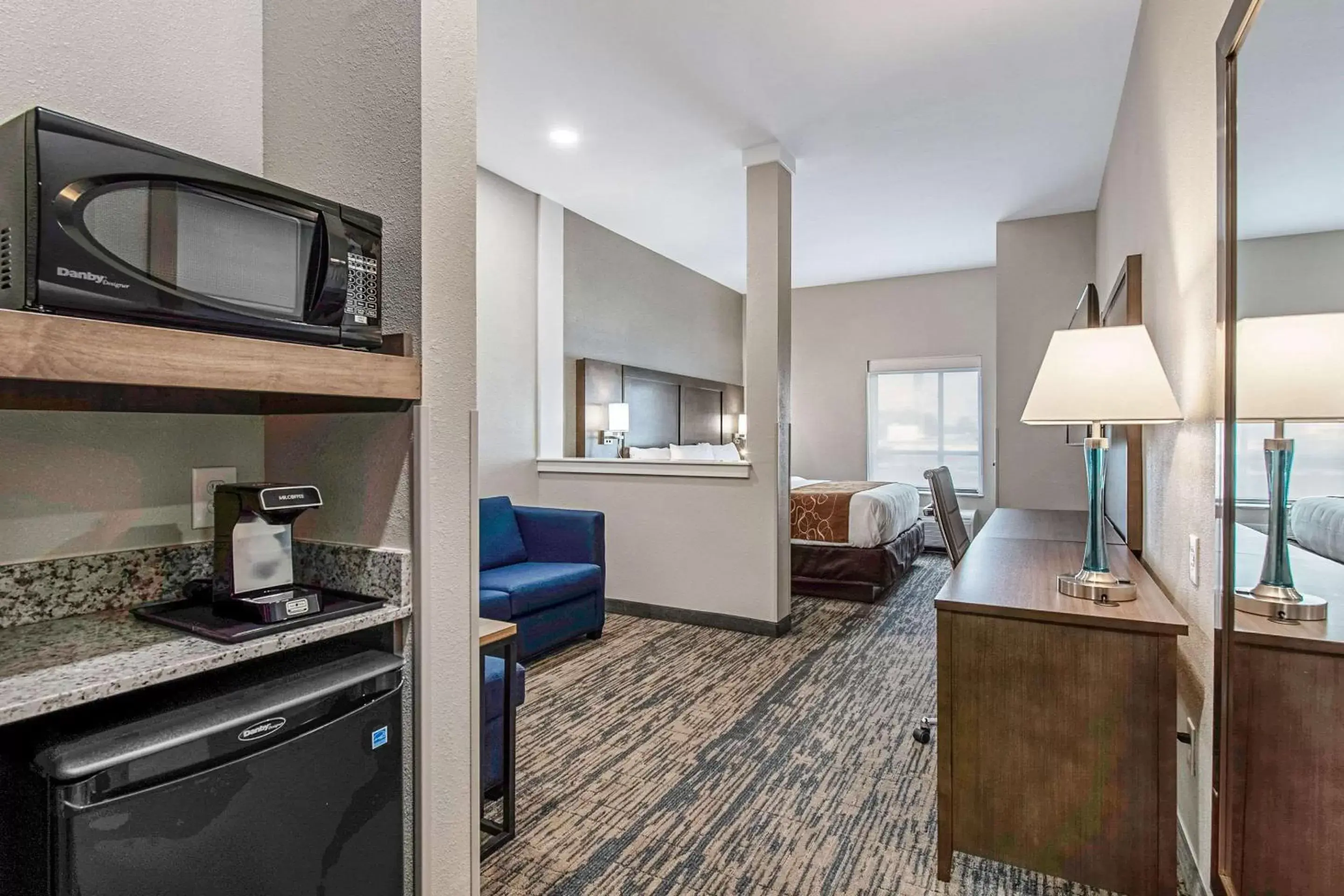 Photo of the whole room, Kitchen/Kitchenette in Comfort Suites Grove City - Columbus South