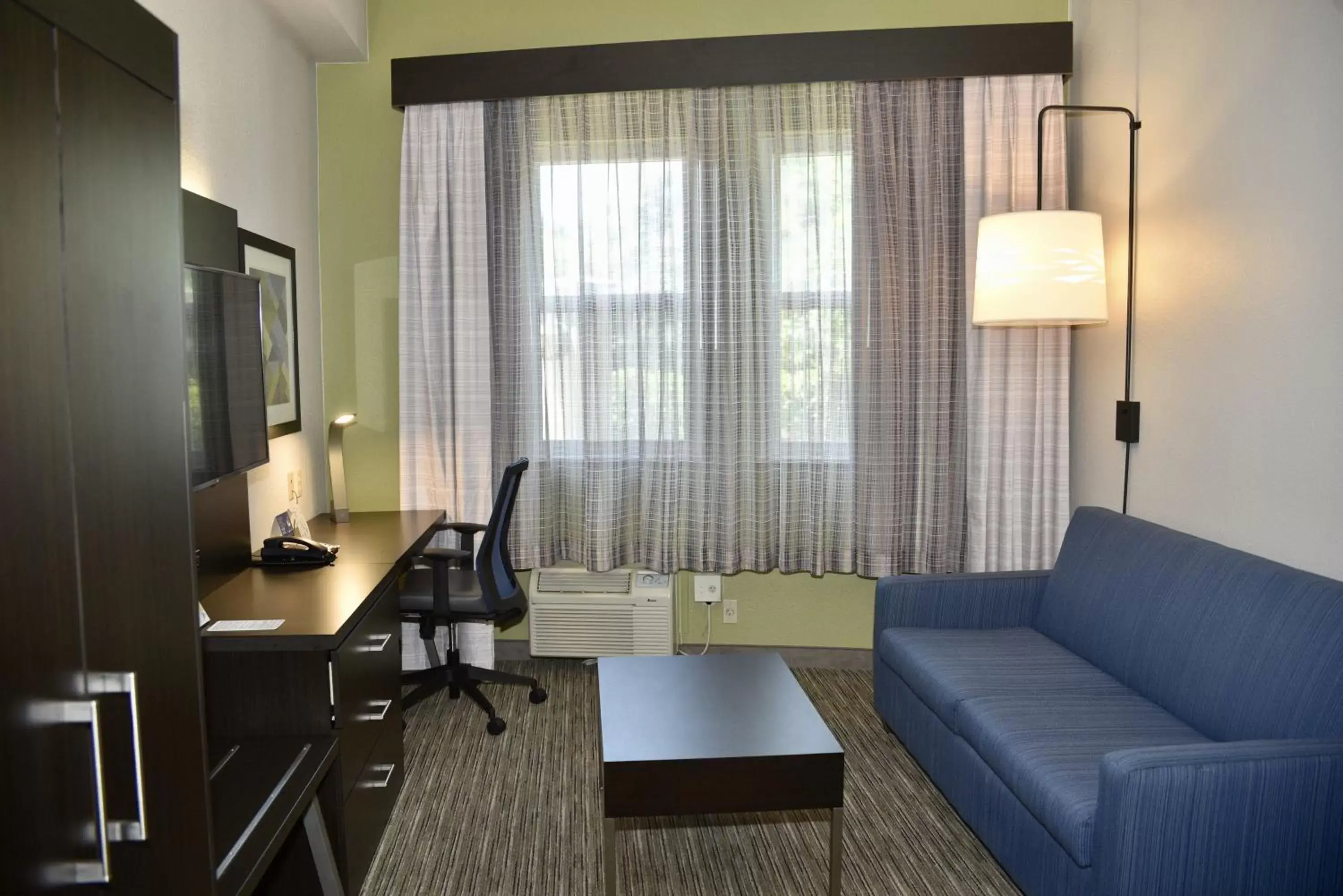 Bedroom, Seating Area in Holiday Inn Express Windsor Sonoma Wine Country, an IHG Hotel