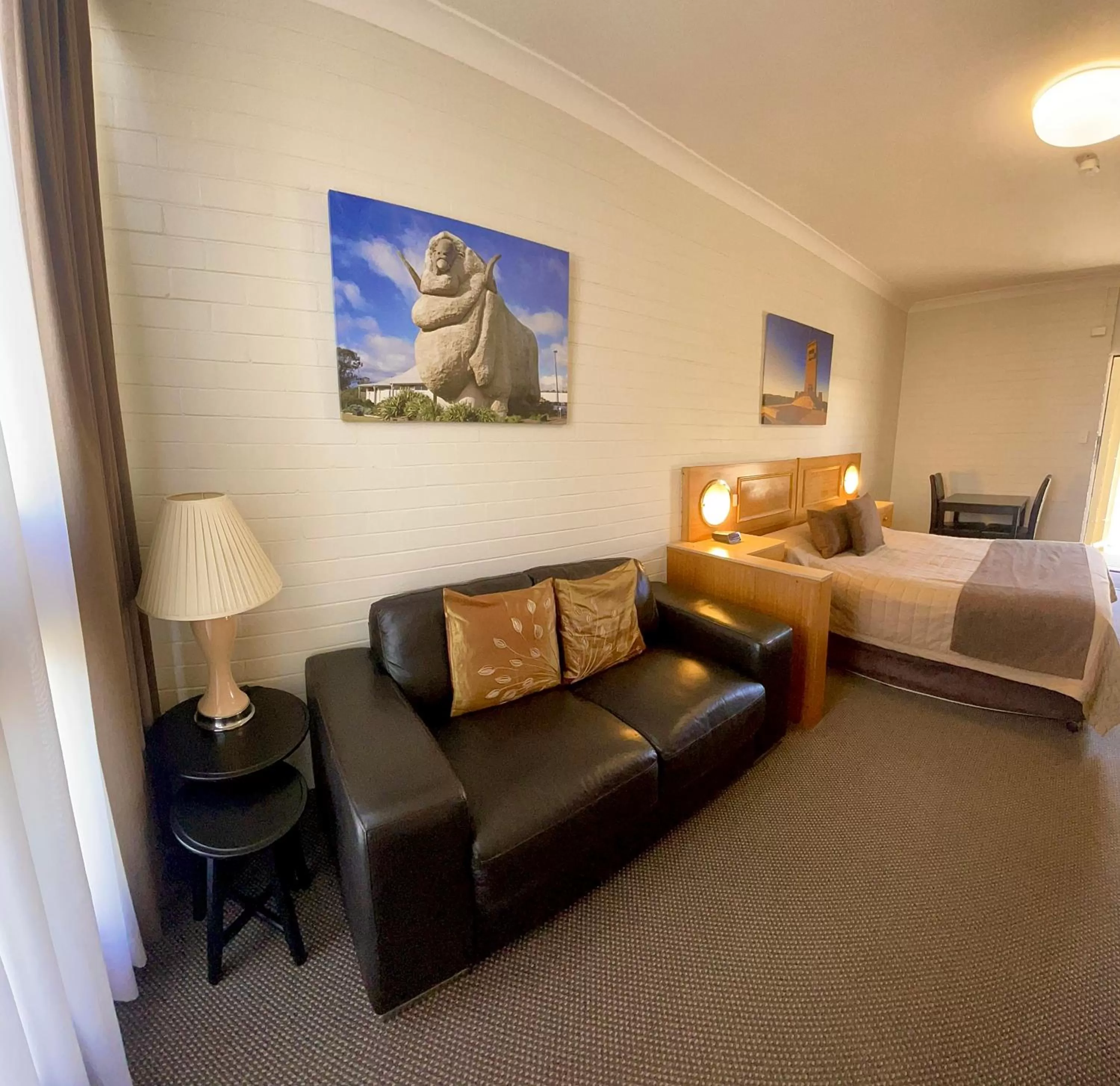 Photo of the whole room, Bed in Goulburn Motor Inn