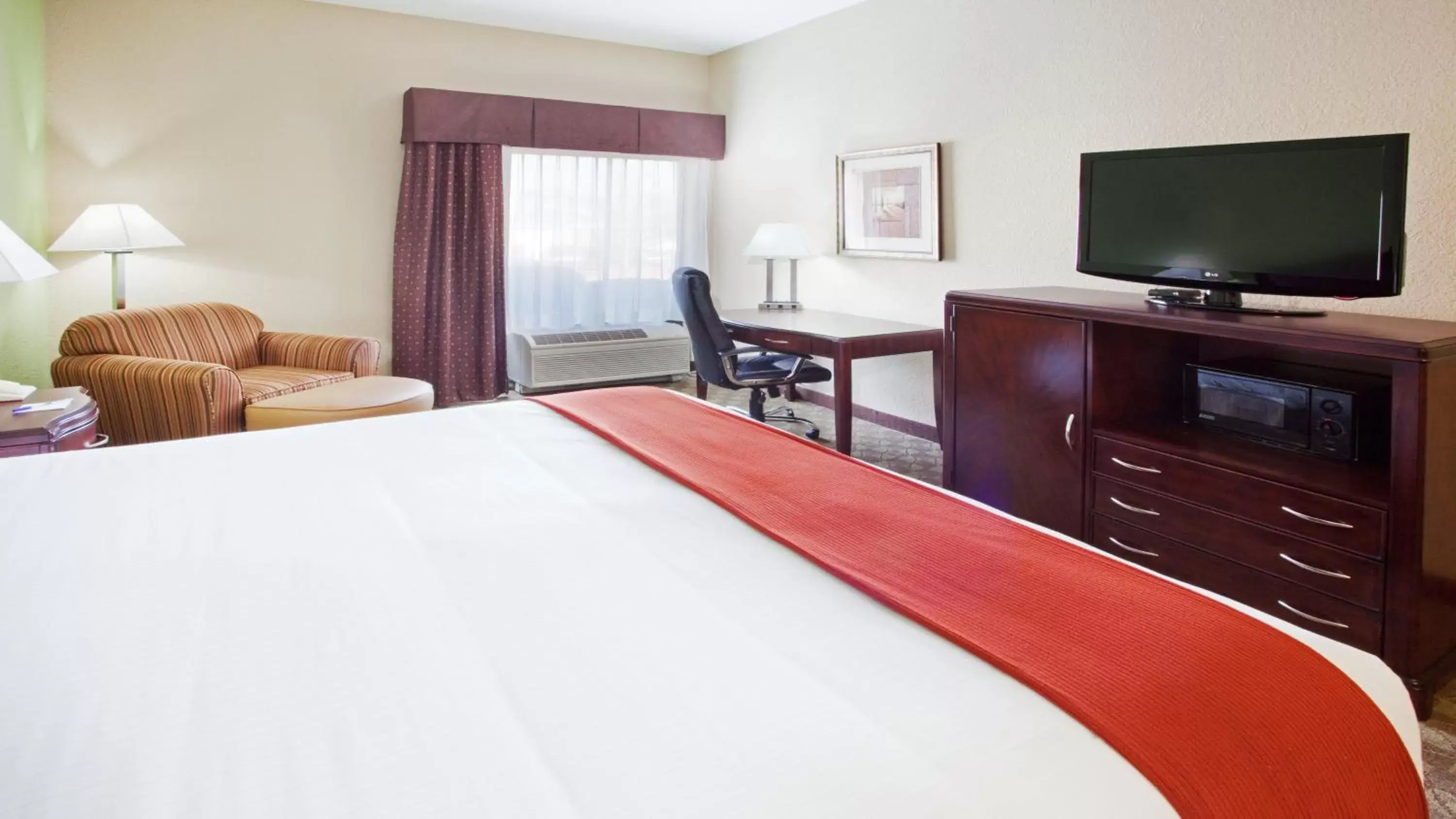 Photo of the whole room, Bed in Holiday Inn Express Peachtree Corners-Norcross, an IHG Hotel