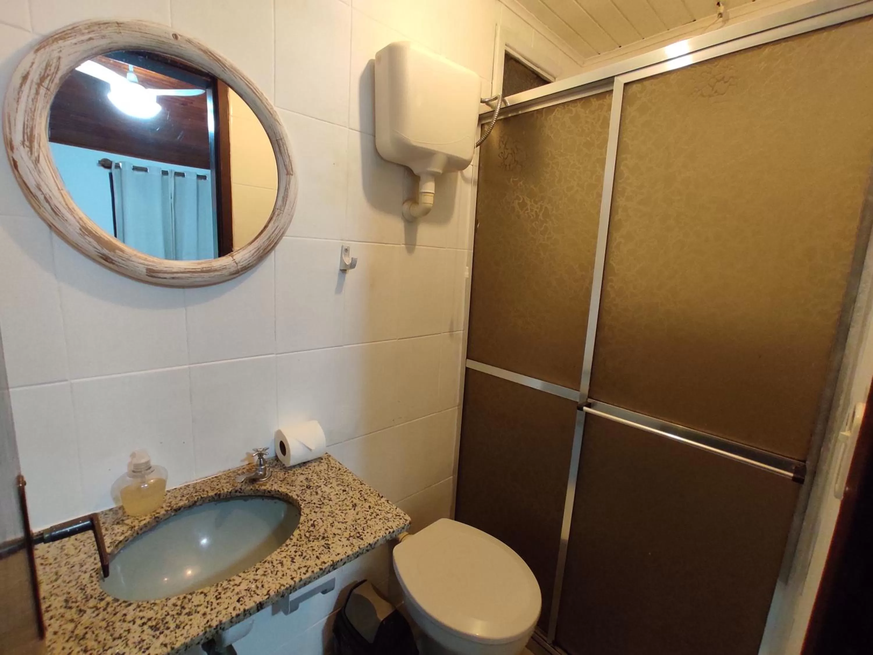 Bathroom in Hibiscos Pousada