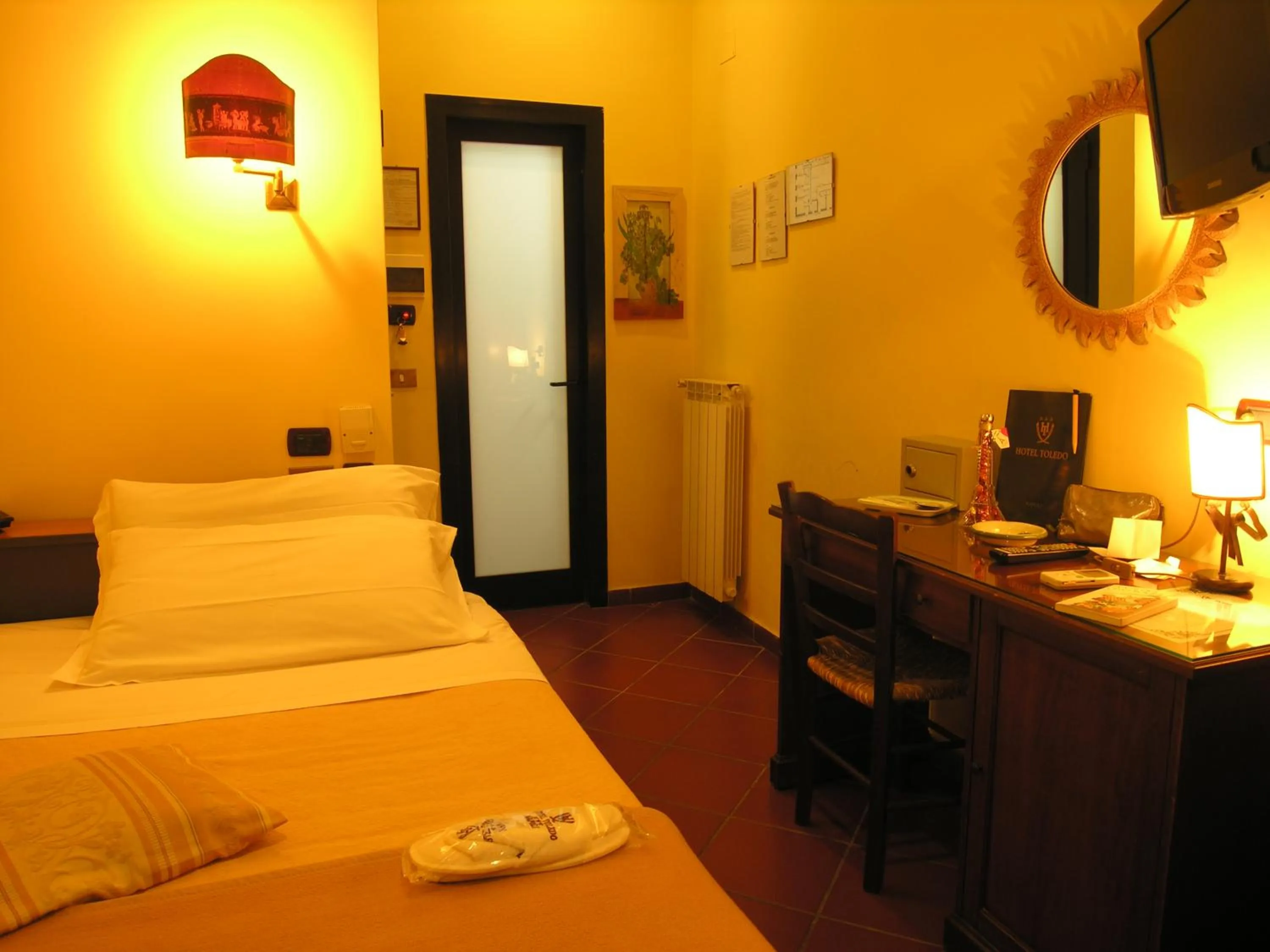 View (from property/room), Bed in Hotel Toledo