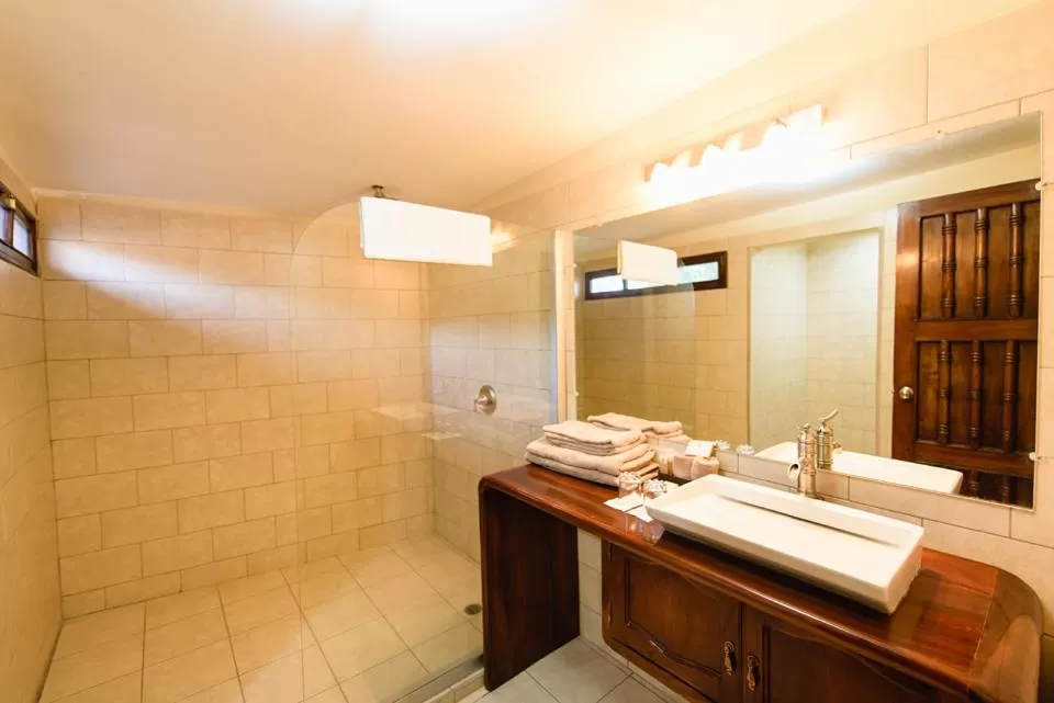 Bathroom in Hotel Flor De Sarta