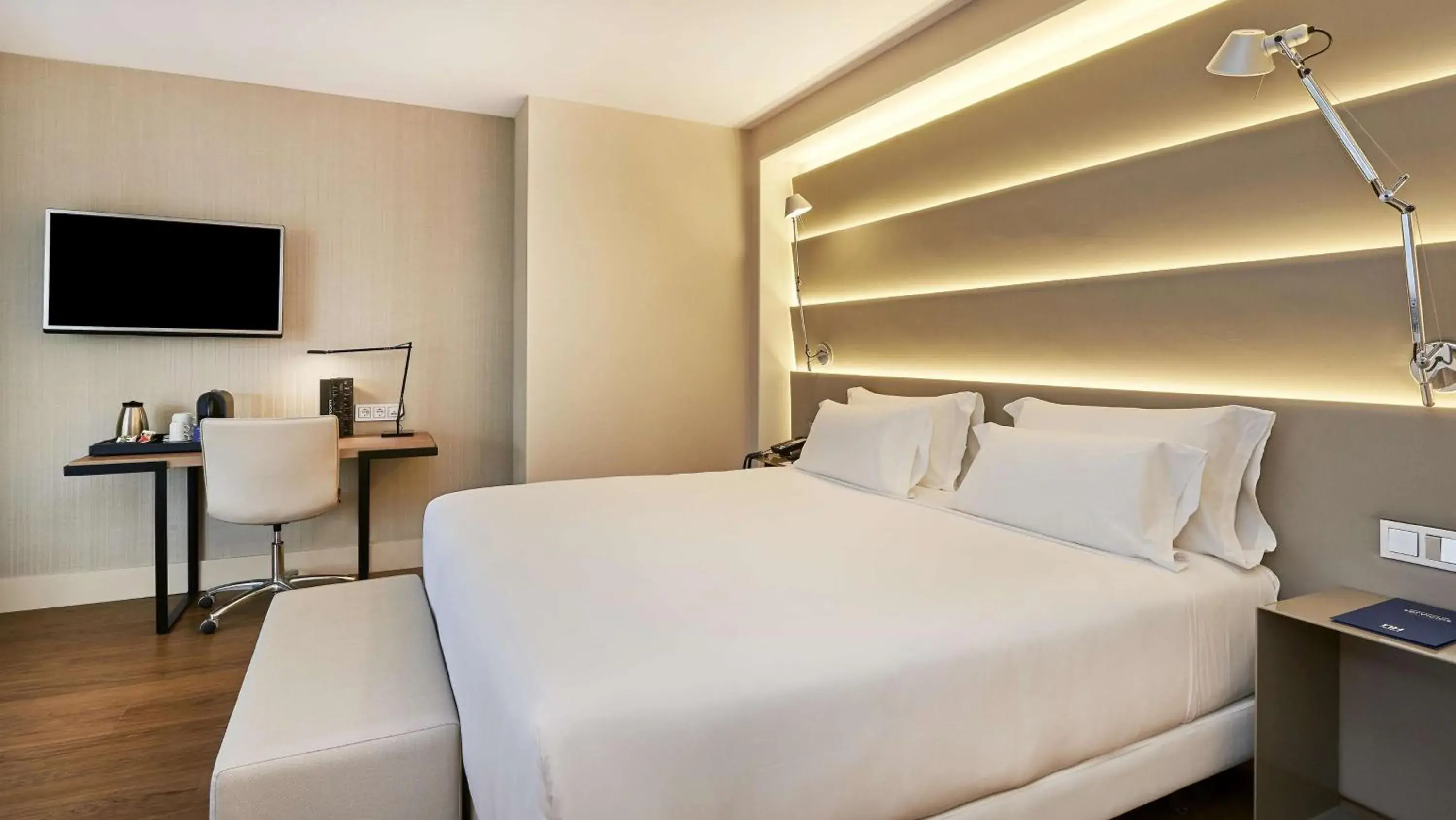 Photo of the whole room, Bed in NH Sants Barcelona