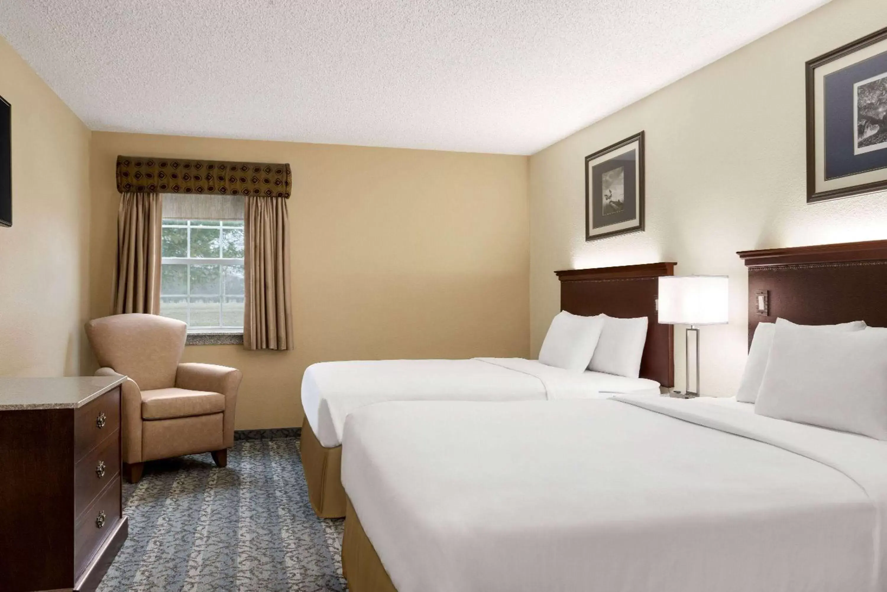 Photo of the whole room, Bed in Travelodge by Wyndham Coffeyville