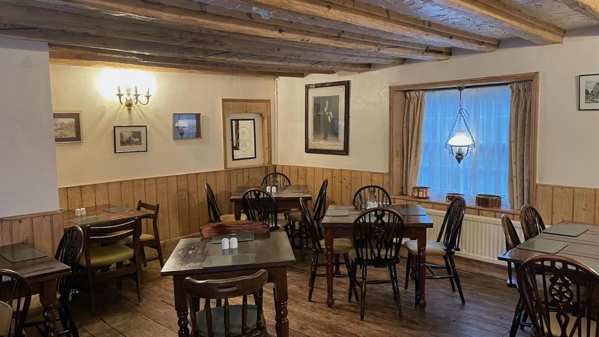 Restaurant/places to eat in Crown Hotel