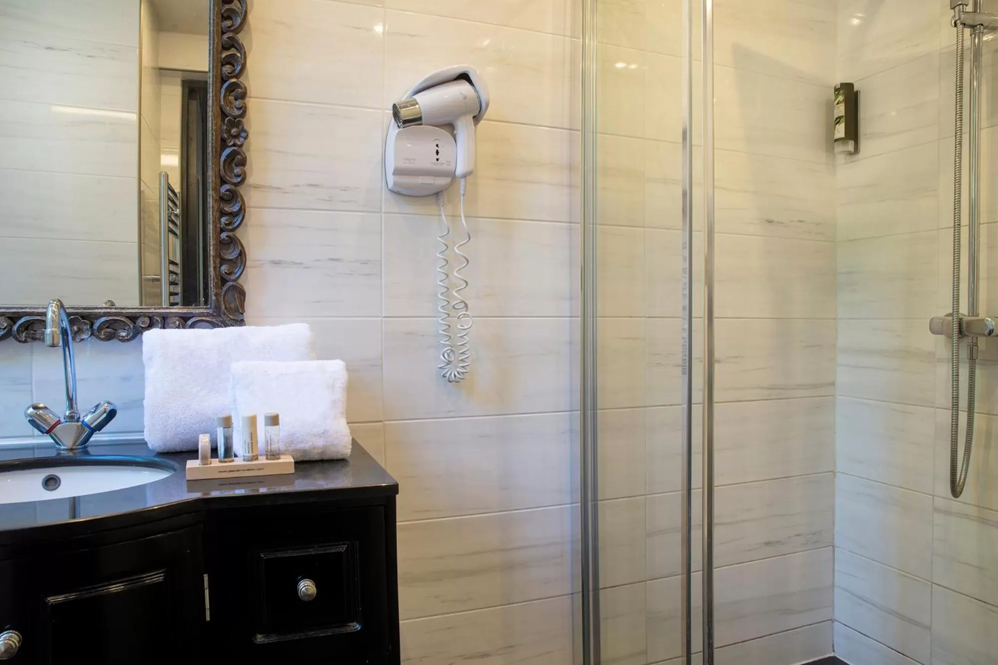 Shower in Hôtel Les Voyageurs