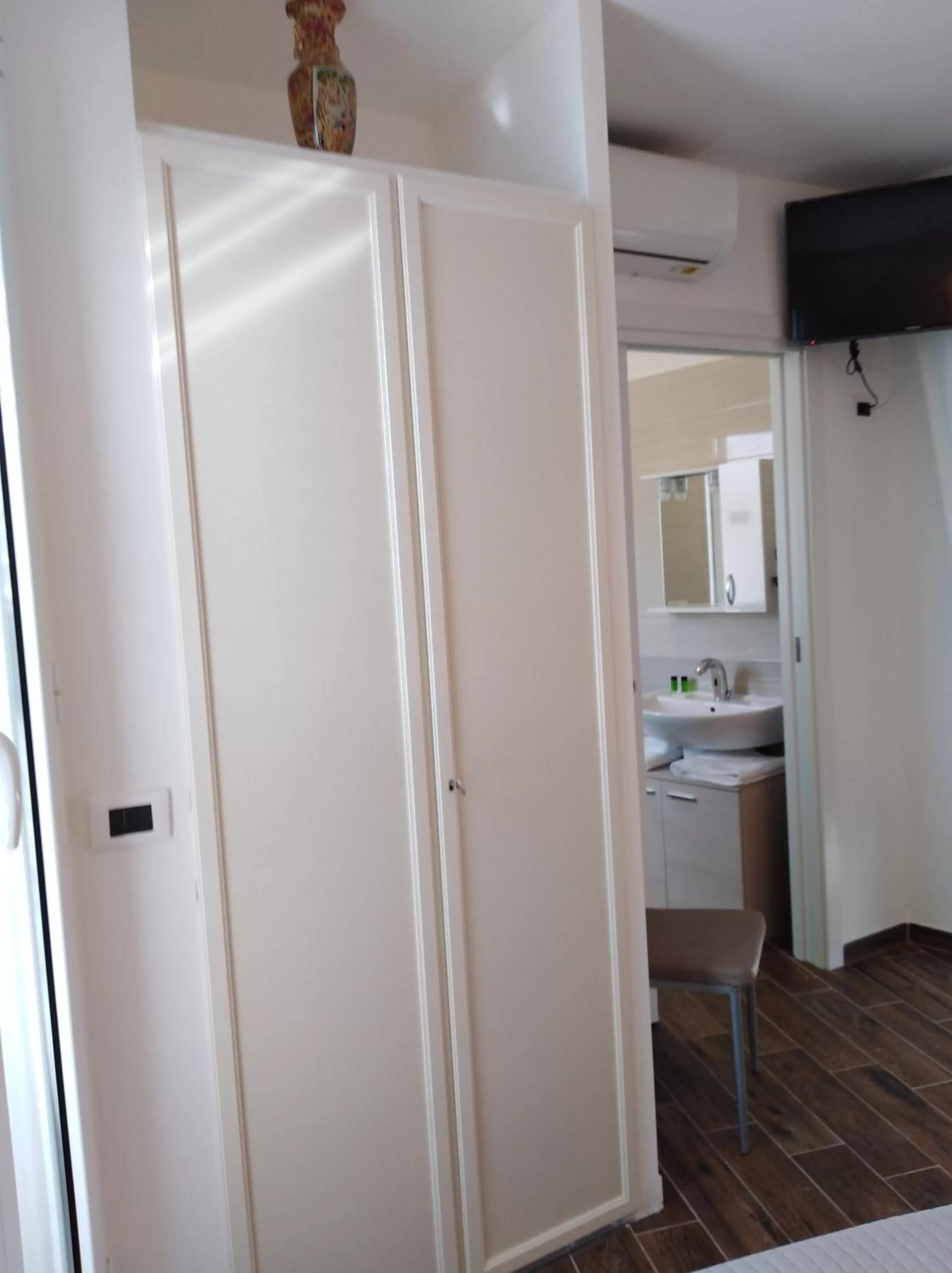 Kitchen or kitchenette, Bathroom in DomuS al Corso B&B