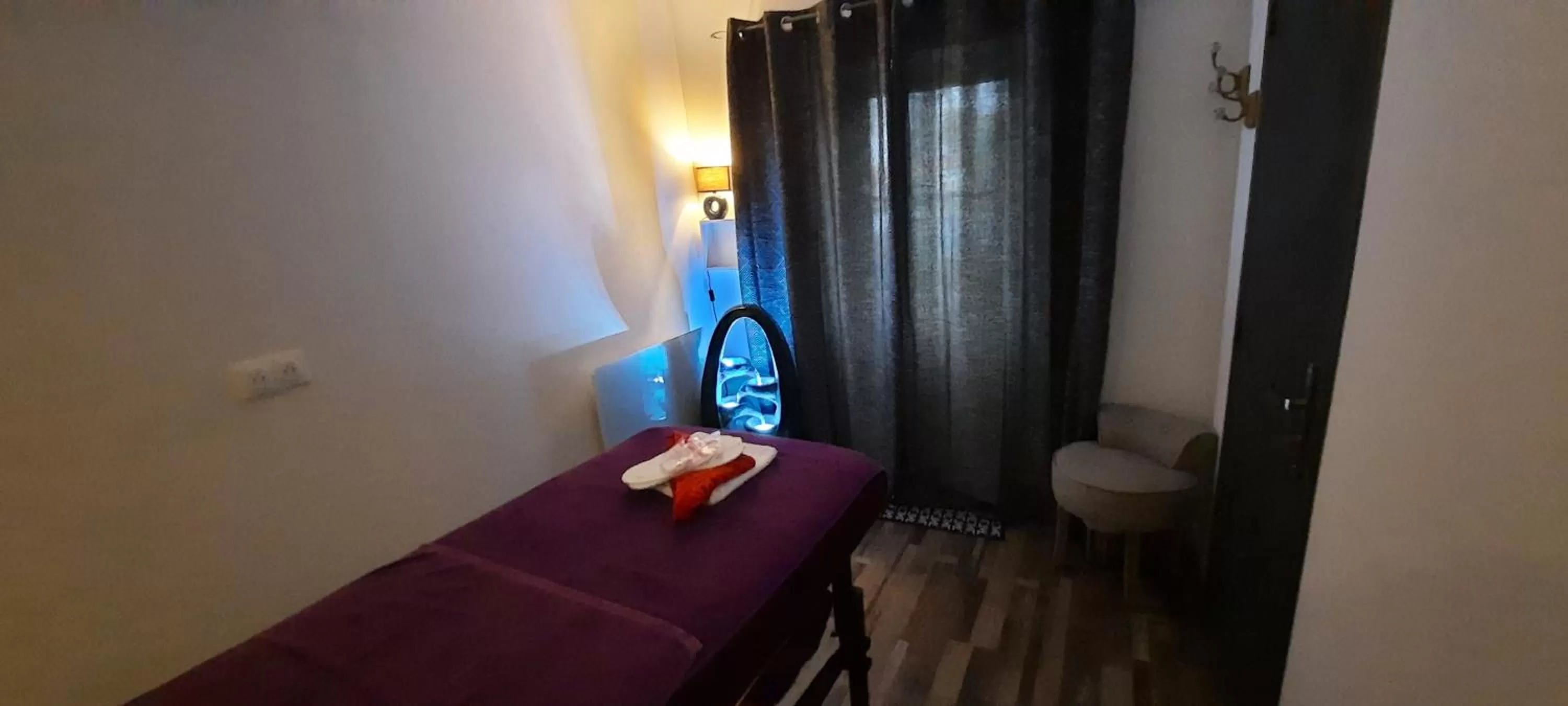 Spa and wellness centre/facilities, TV/Entertainment Center in L'instant bleu