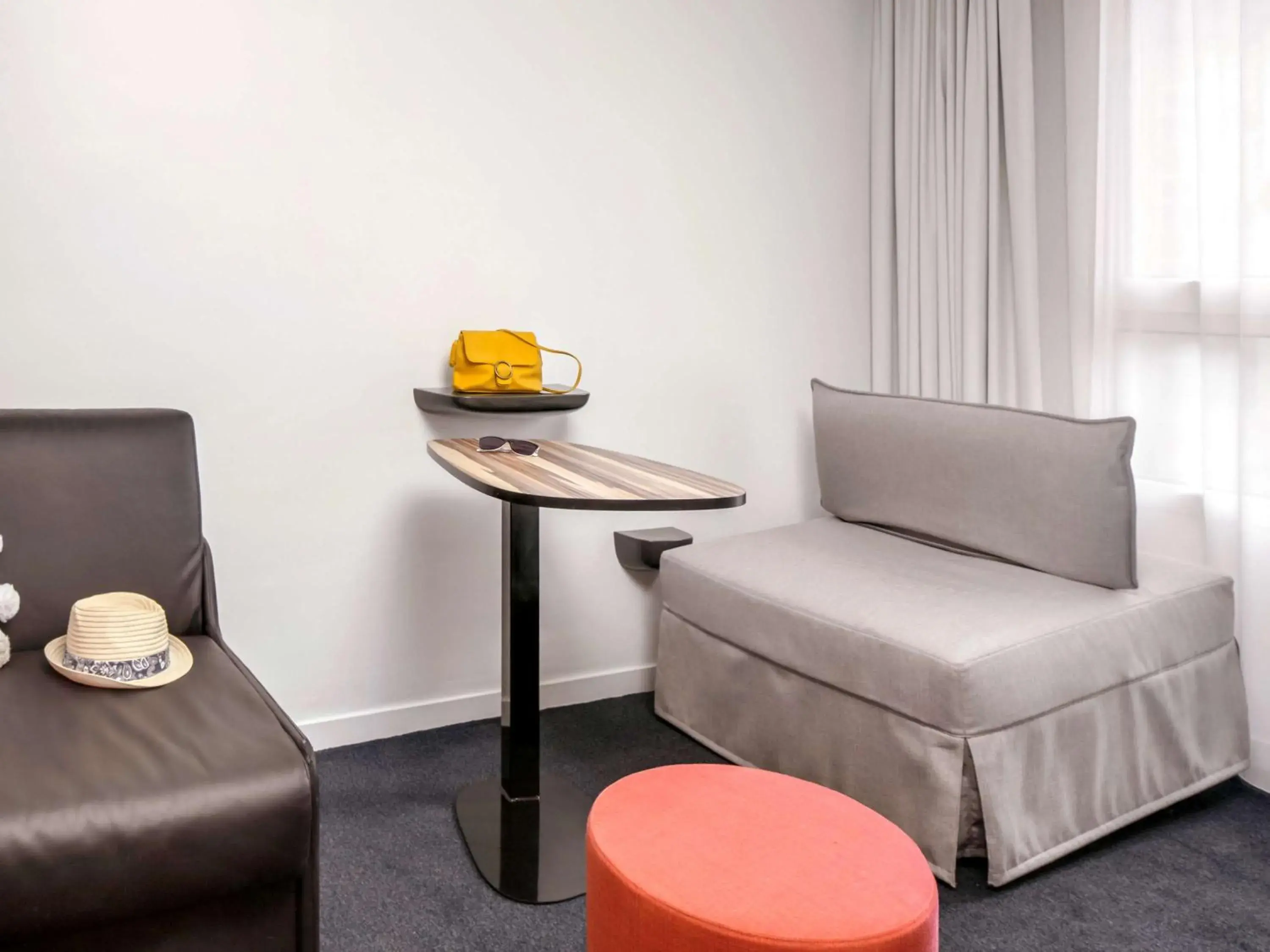 Photo of the whole room, Seating Area in ibis Styles Vichy Centre