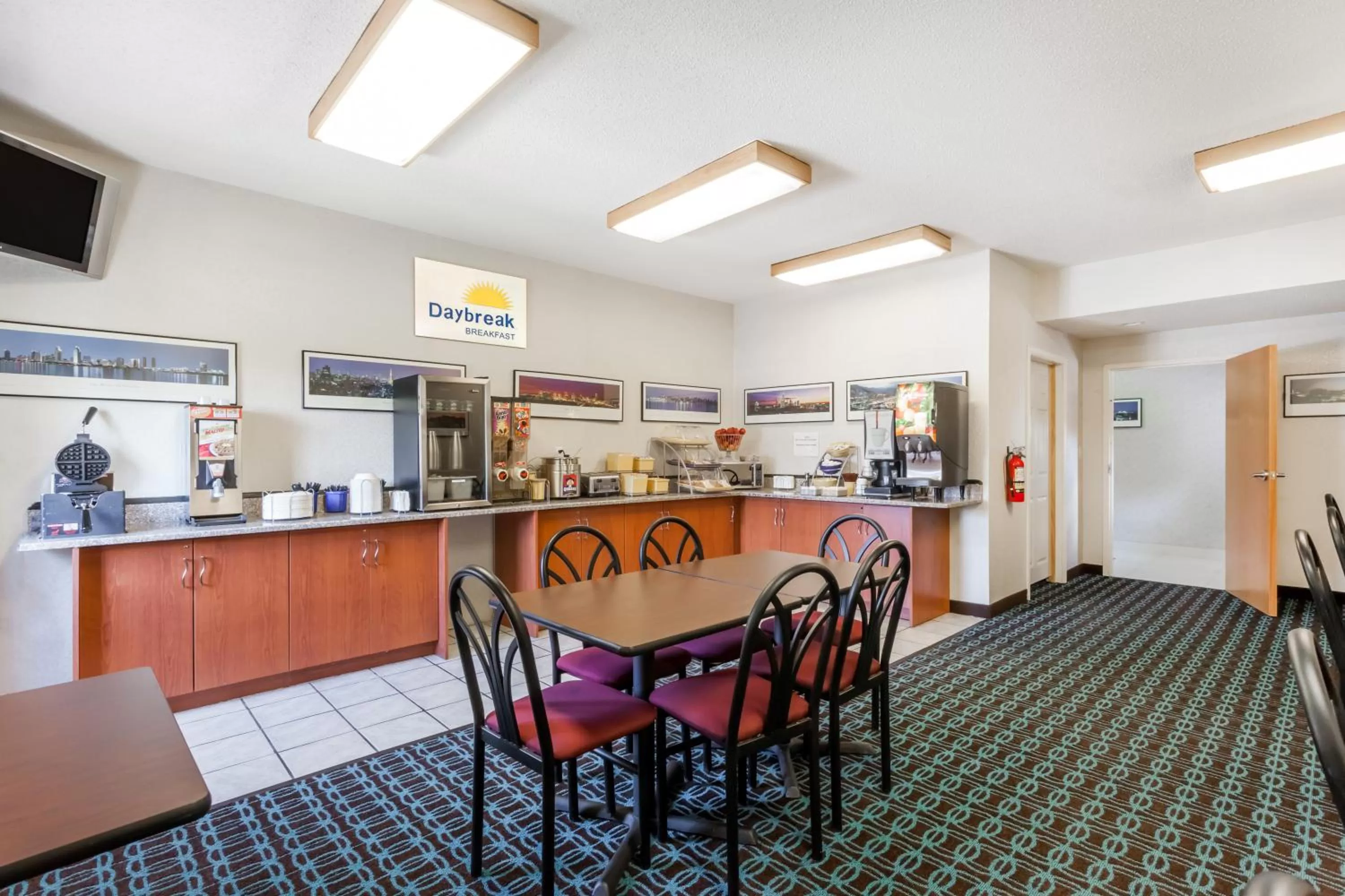 Continental breakfast in Days Inn & Suites by Wyndham Cambridge