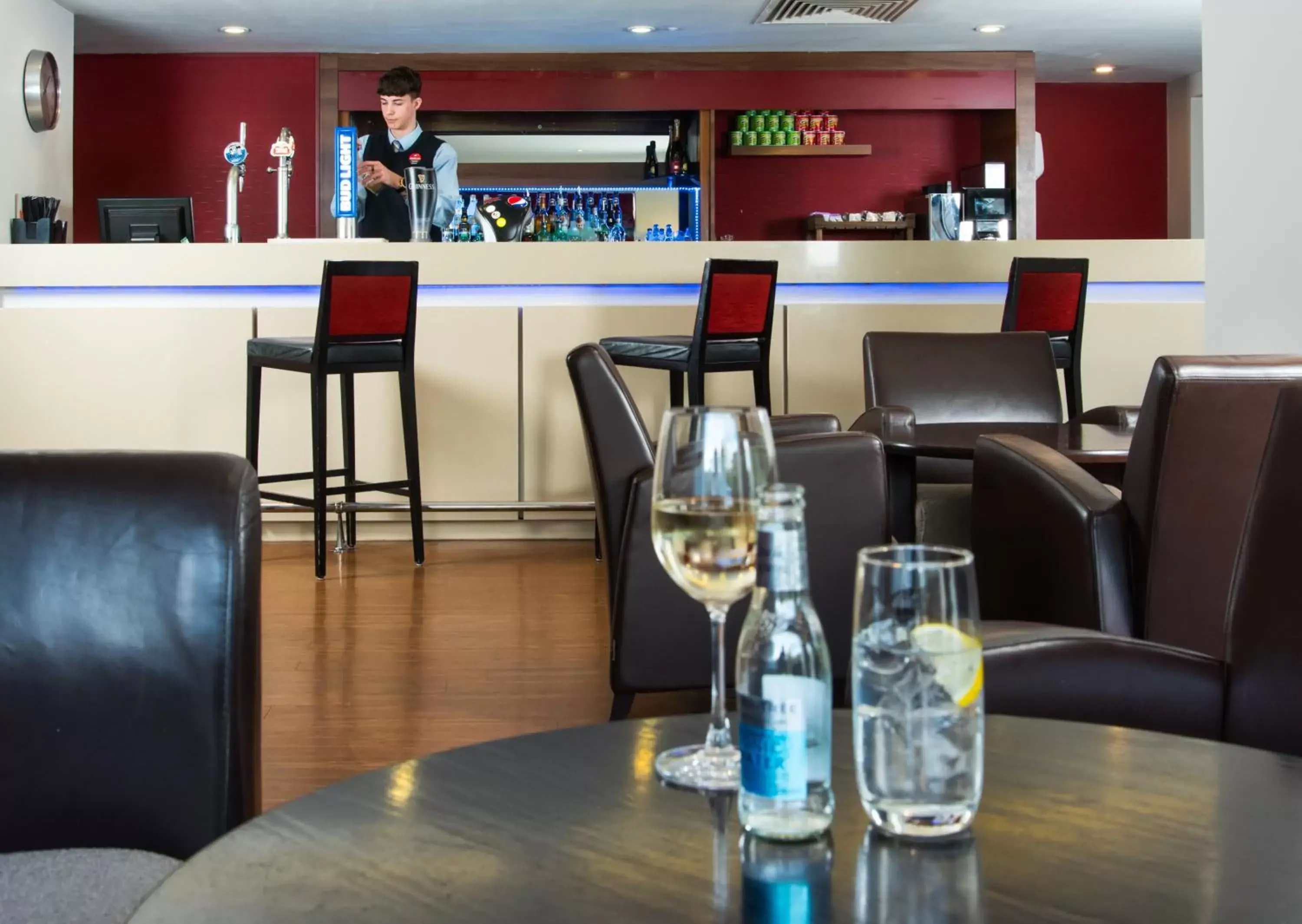 Lounge or bar in Holiday Inn Express Swindon West, an IHG Hotel