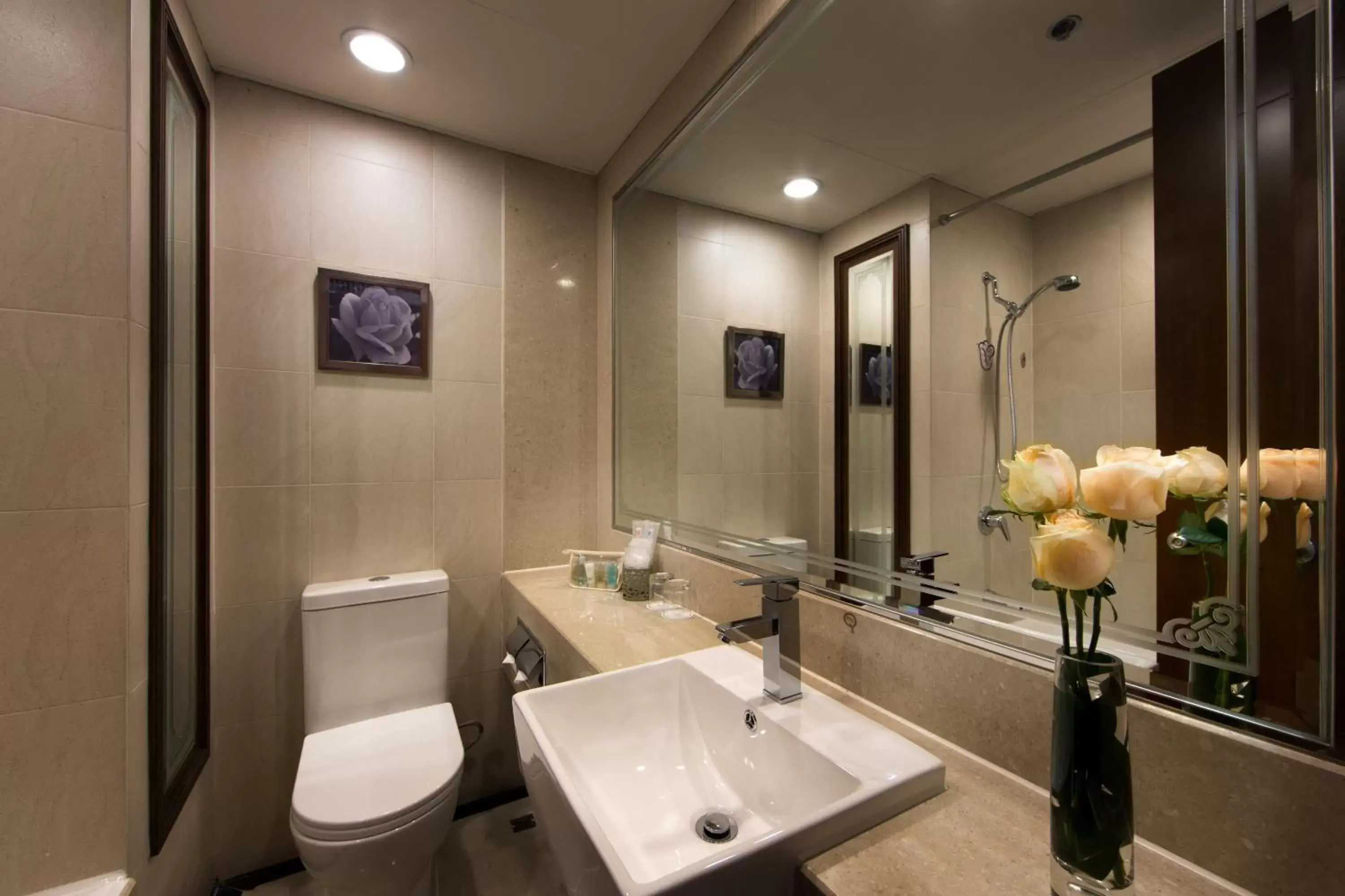 Bathroom in Rosedale Hotel Hong Kong