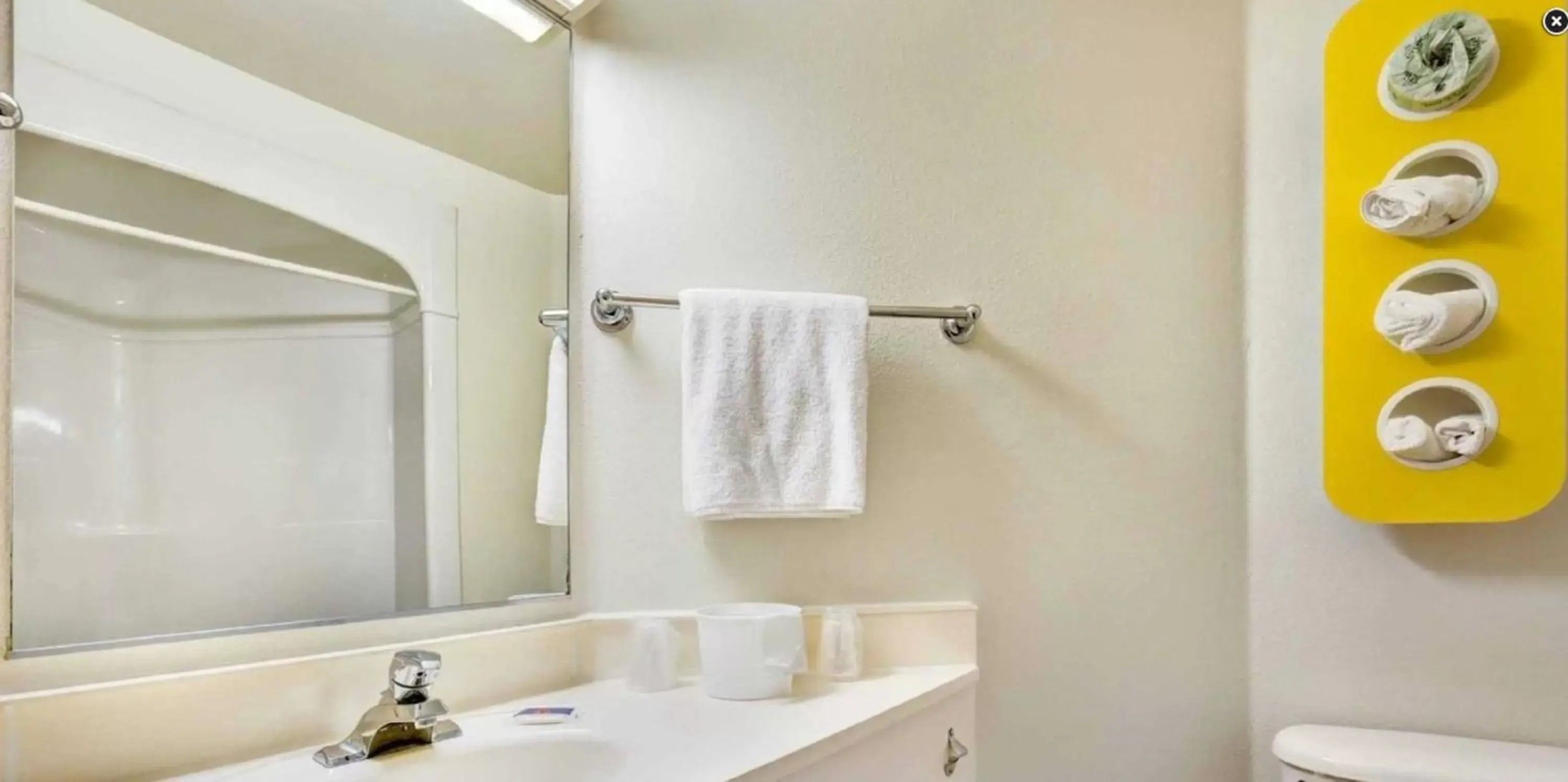 Bathroom in Motel 6-Roseburg, OR Bathroom in Motel 6-Roseburg, OR