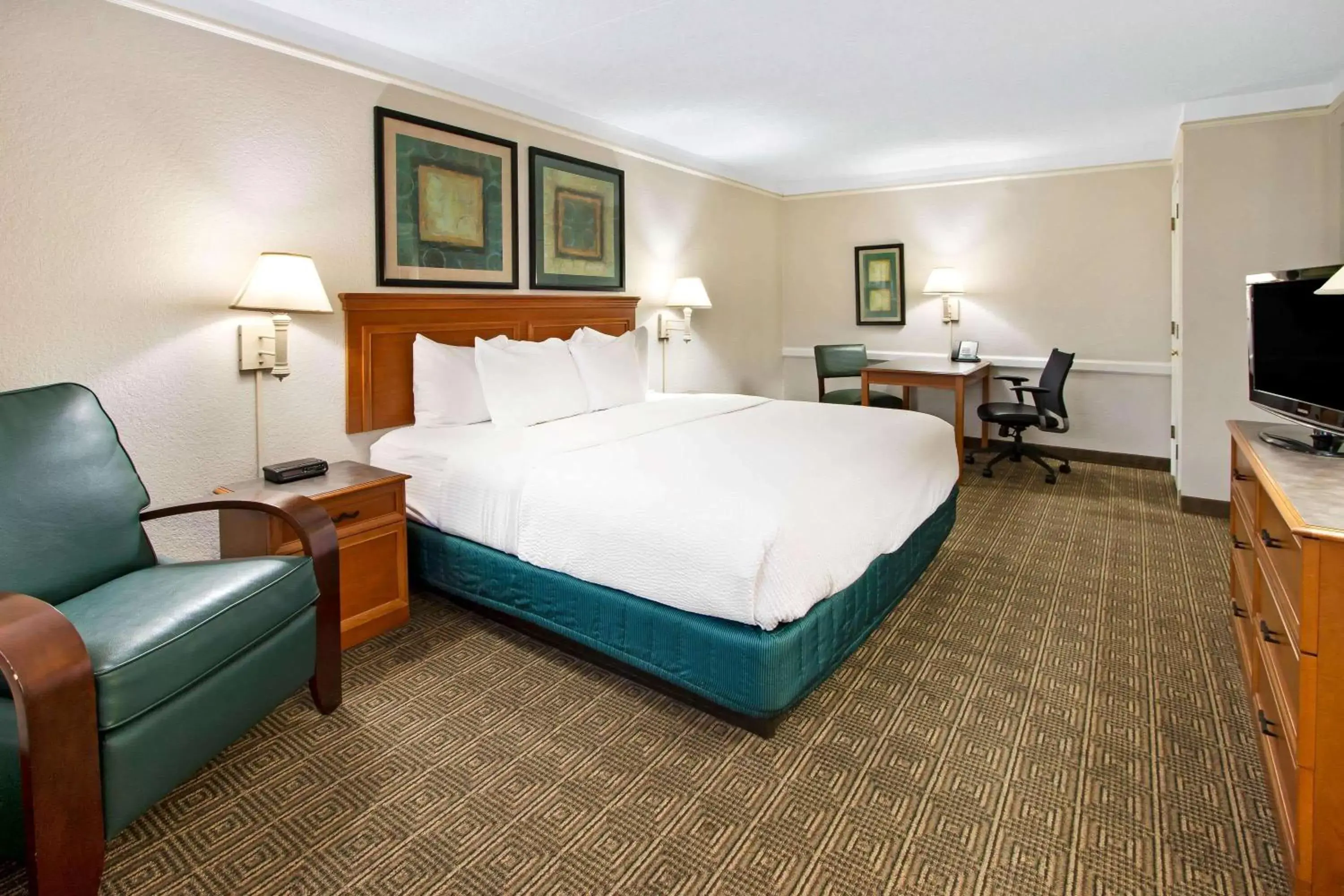 Photo of the whole room, Bed in La Quinta Inn by Wyndham Albuquerque Airport