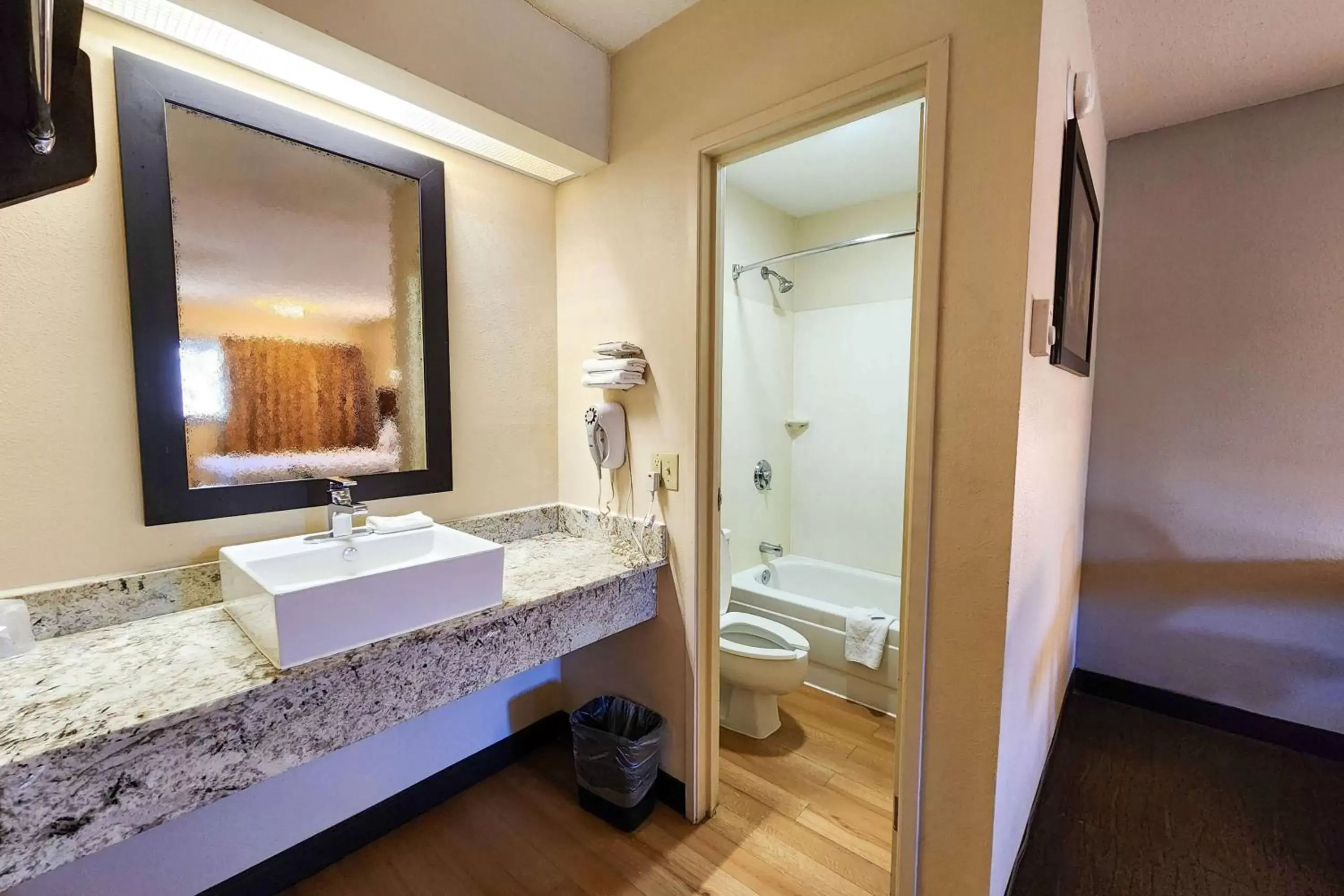 Photo of the whole room, Bathroom in Travelodge by Wyndham Peoria