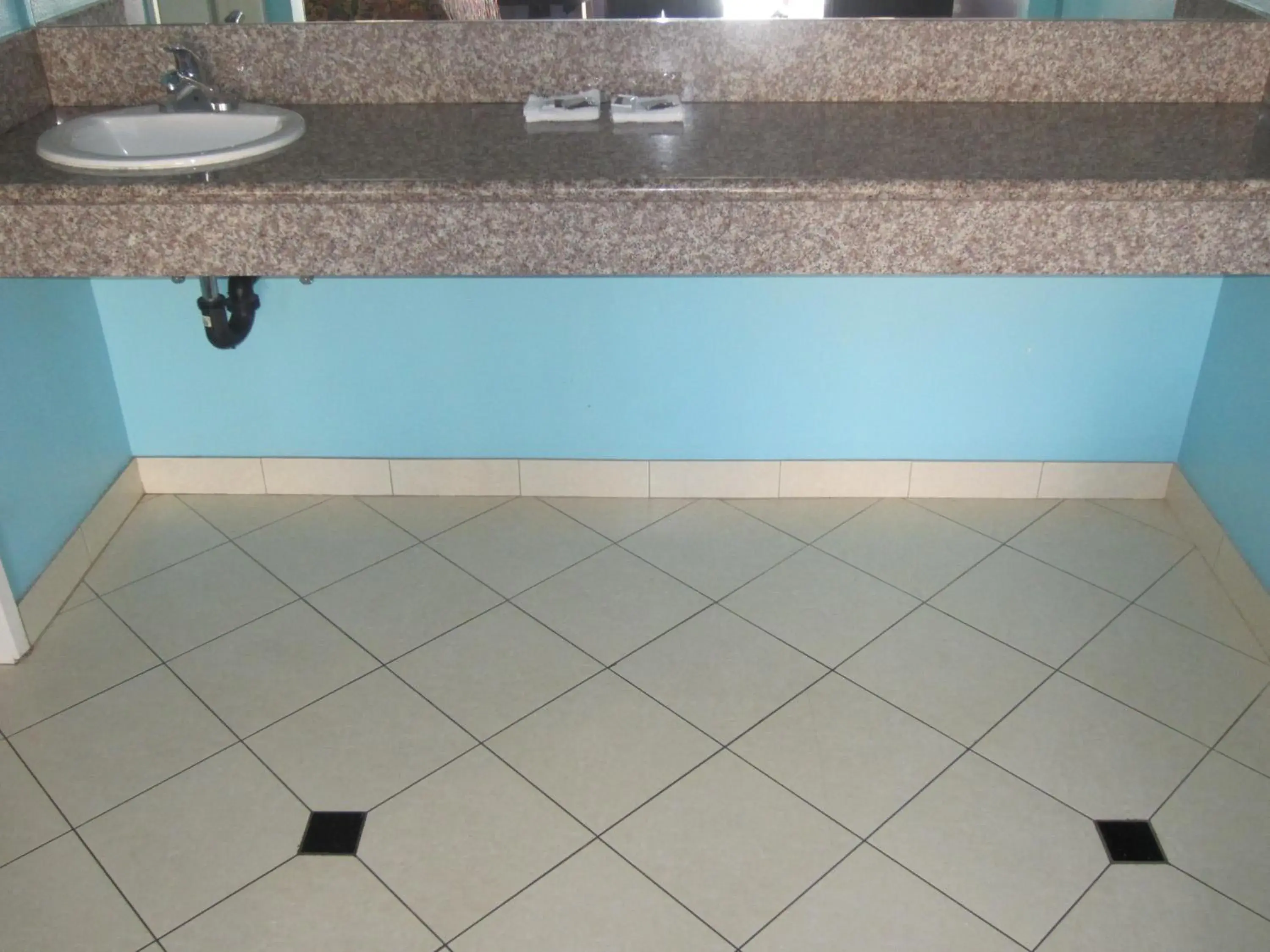 Bathroom, Kitchen/Kitchenette in Starlight Inn Van Nuys